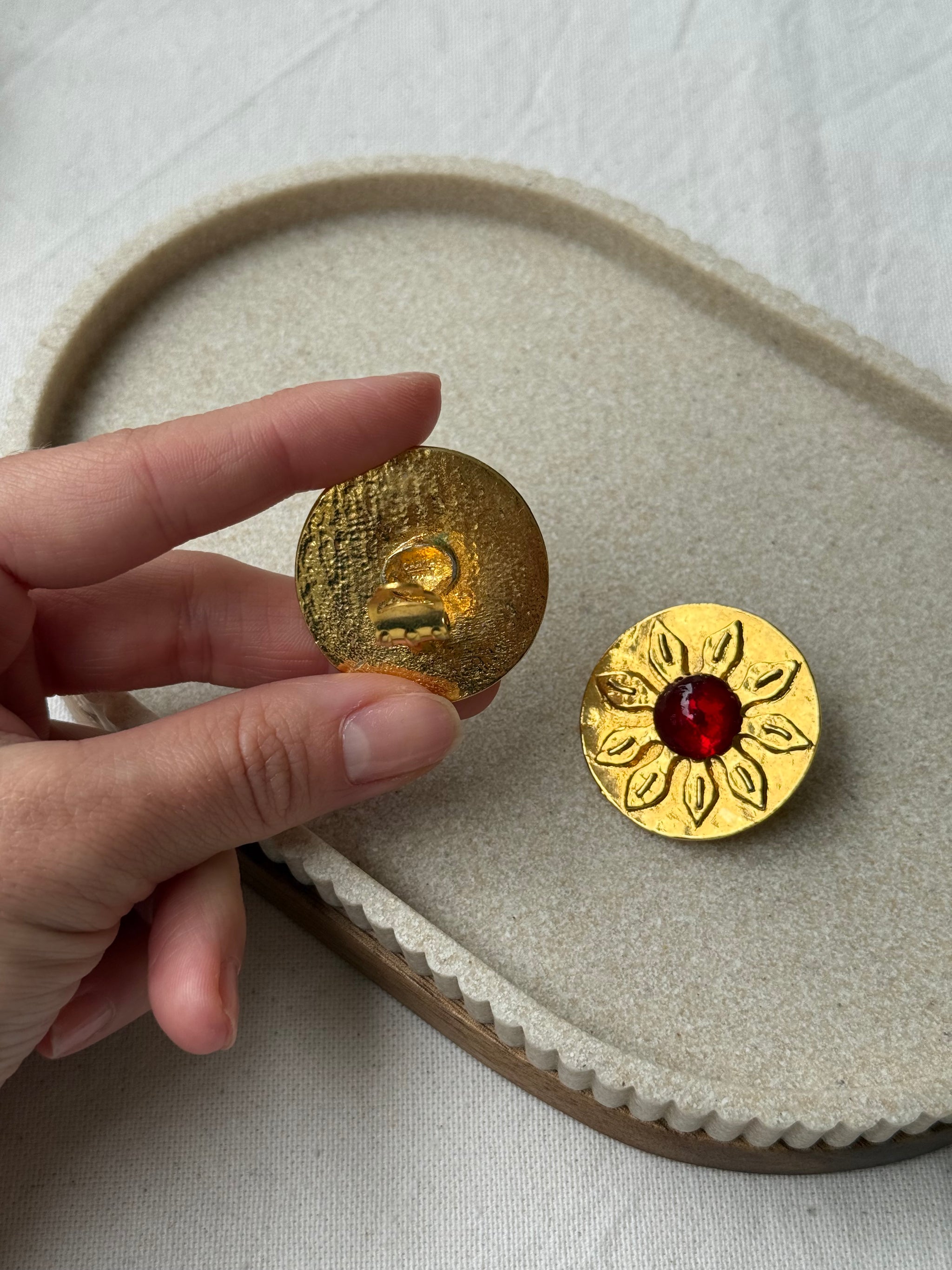 Boucles d’oreilles Carita vintage - Fleurs dorées et cabochon rouge
