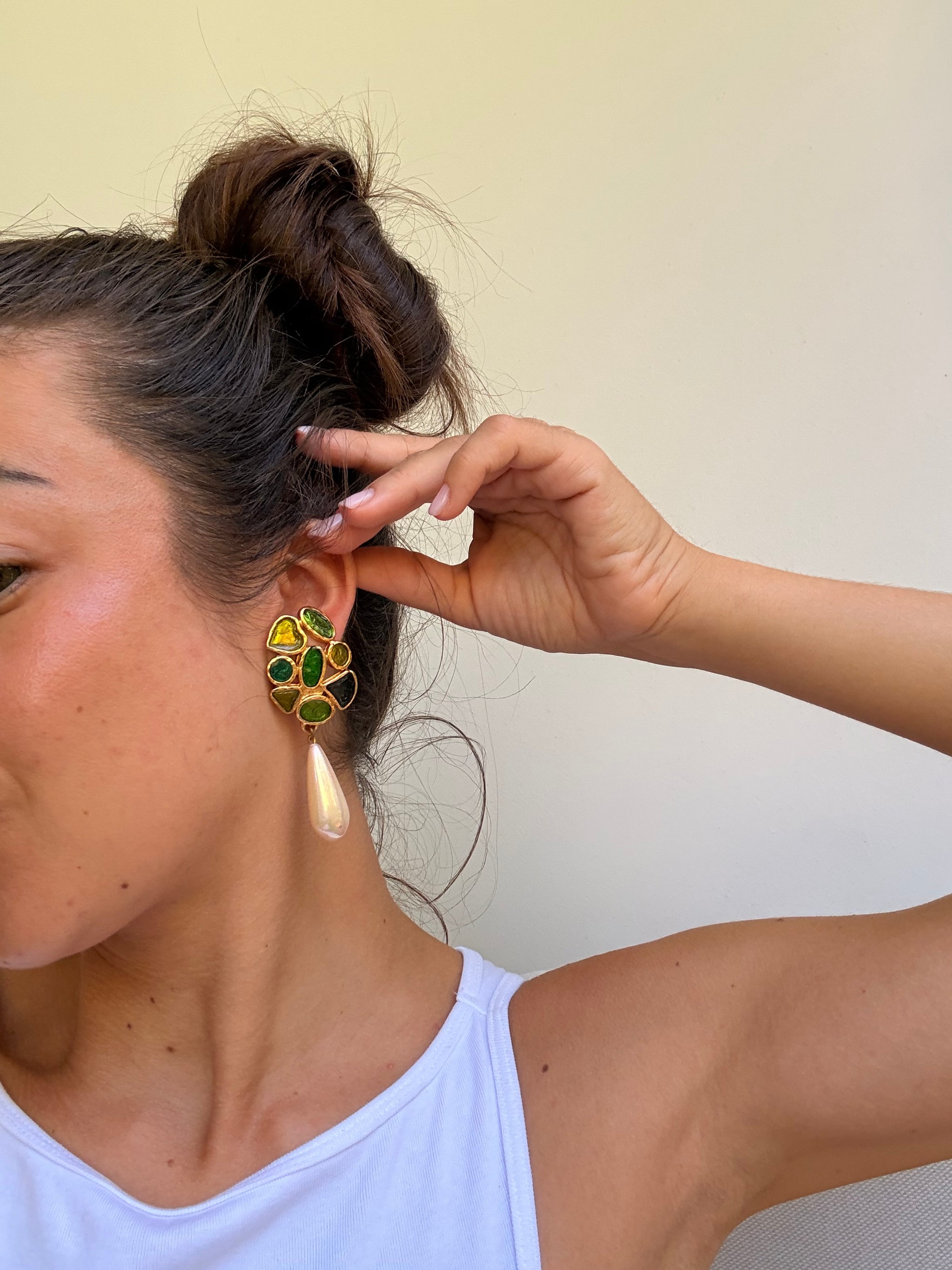 Boucles d’oreilles Édouard Rambaud vintage - Pendantes émail vert et perles nacrées