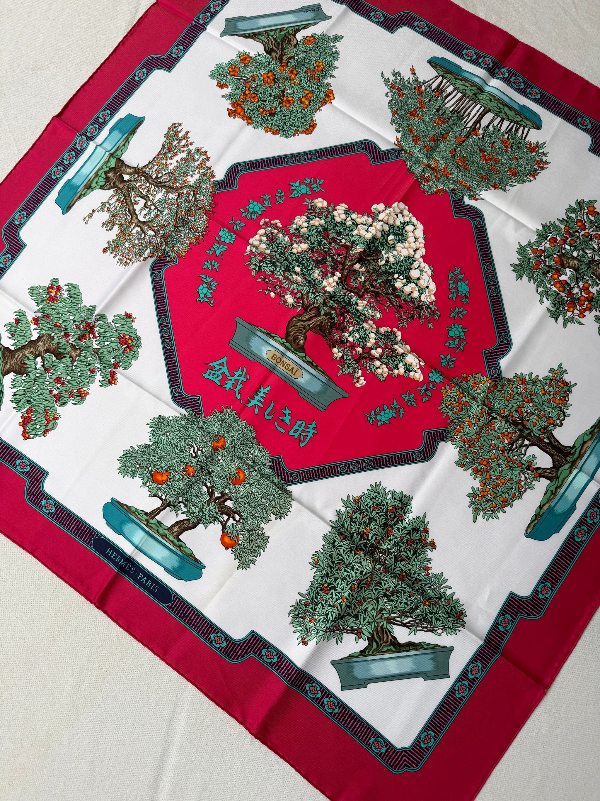 Foulard Hermès – Modèle Les Beaux Jours du Bonsaï
