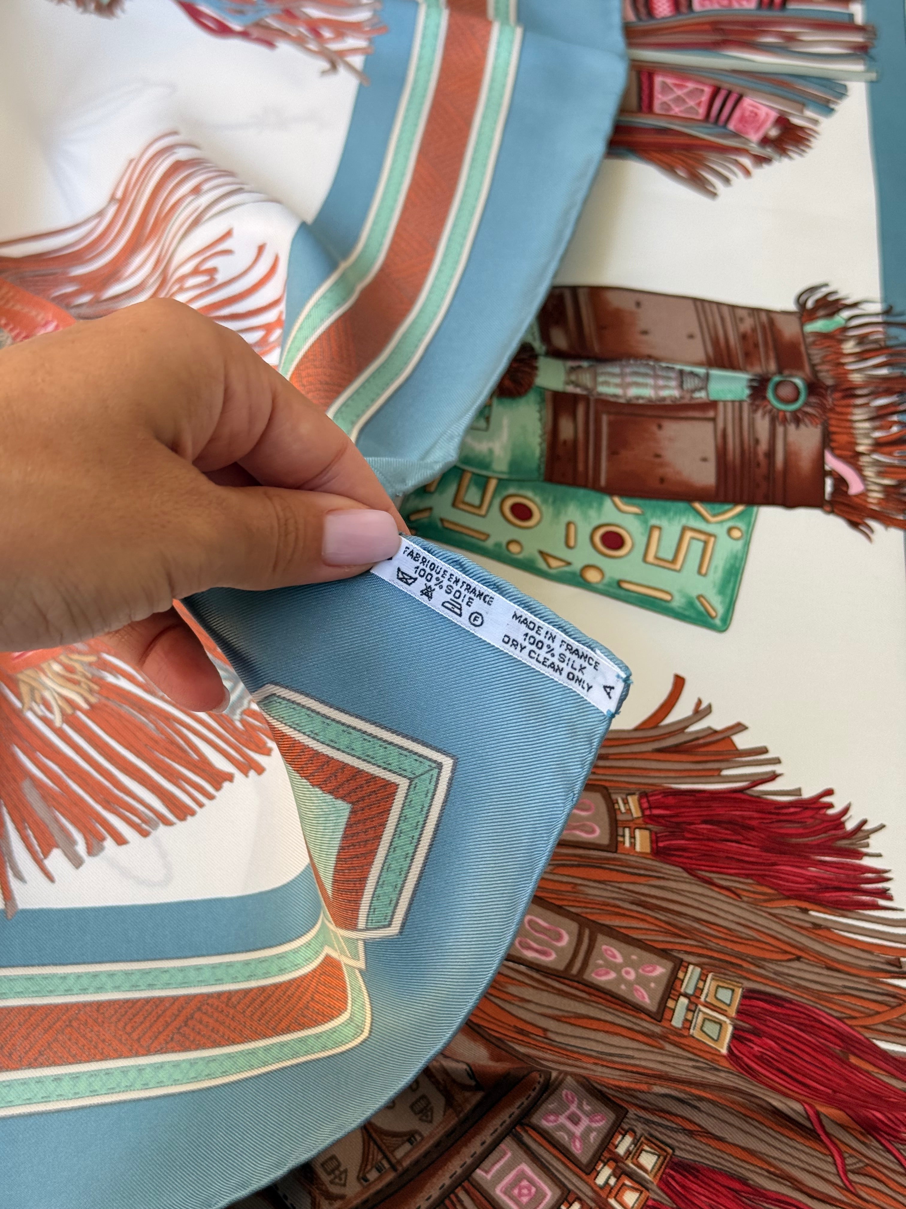 Foulard Hermès – Modèle Cuirs du Désert
