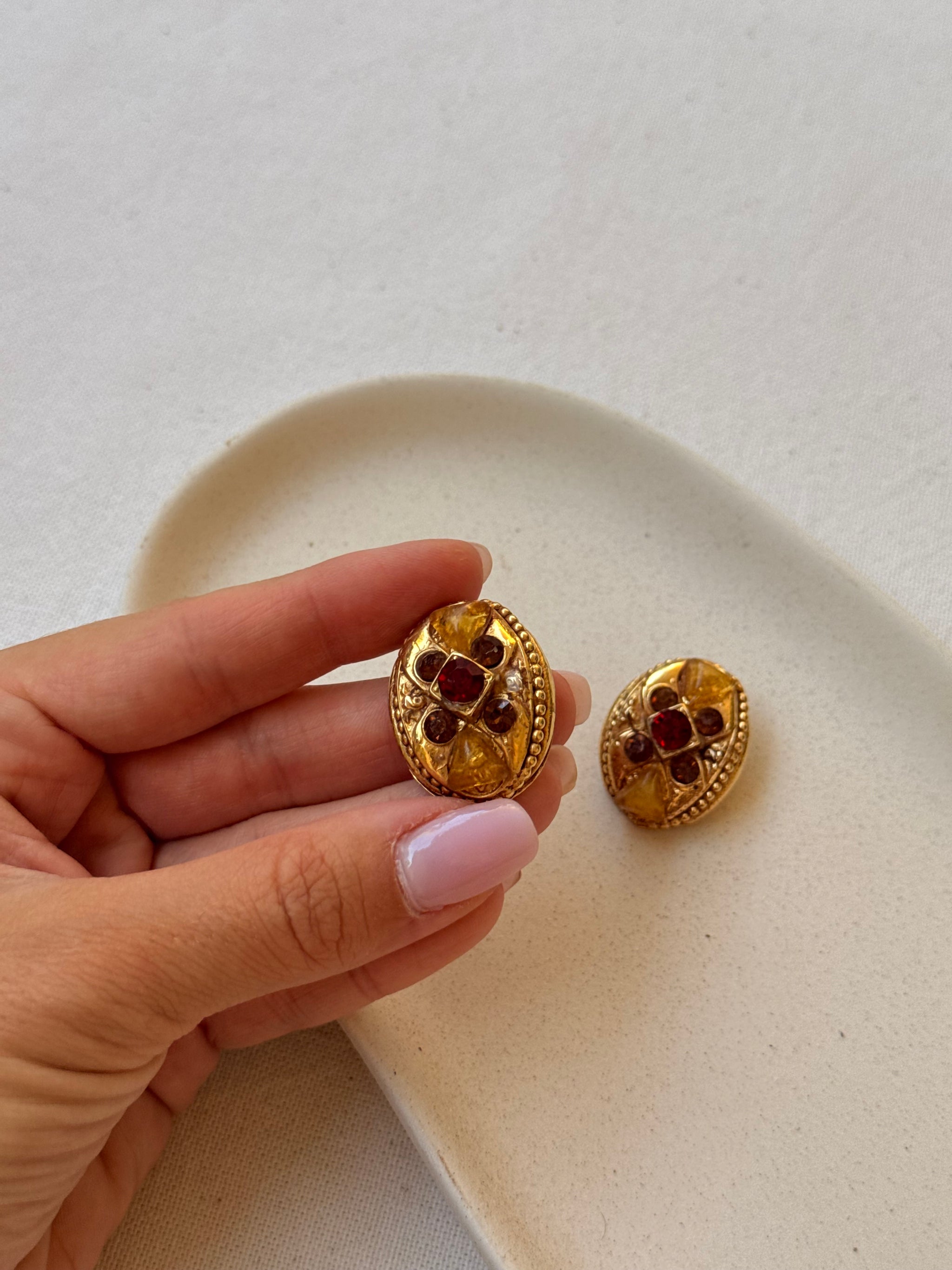 Boucles d’oreilles Kalinger vintage - Cabochons ambrés et strass rouge