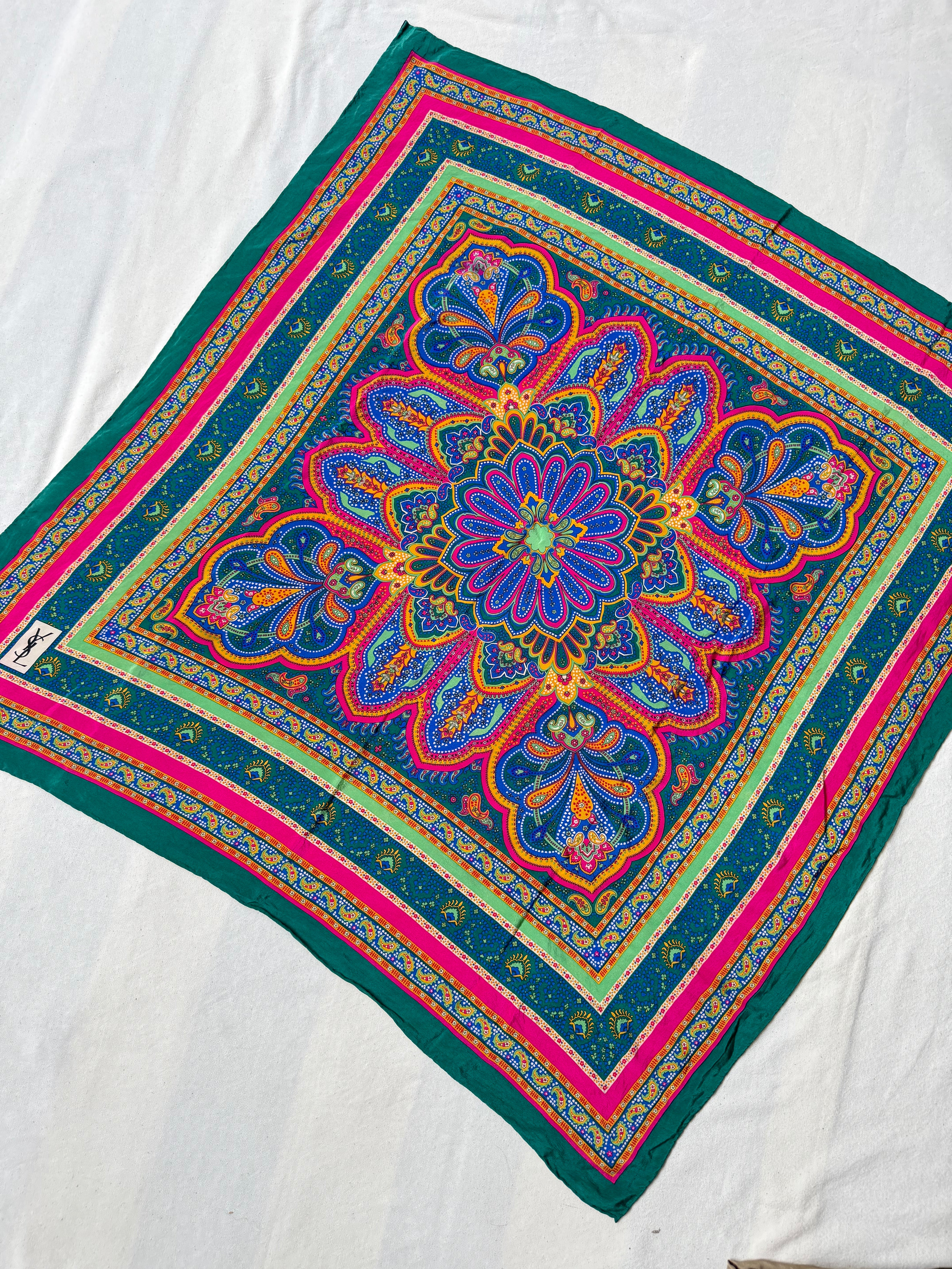 Foulard Yves Saint Laurent – Motif oriental vert et fuchsia