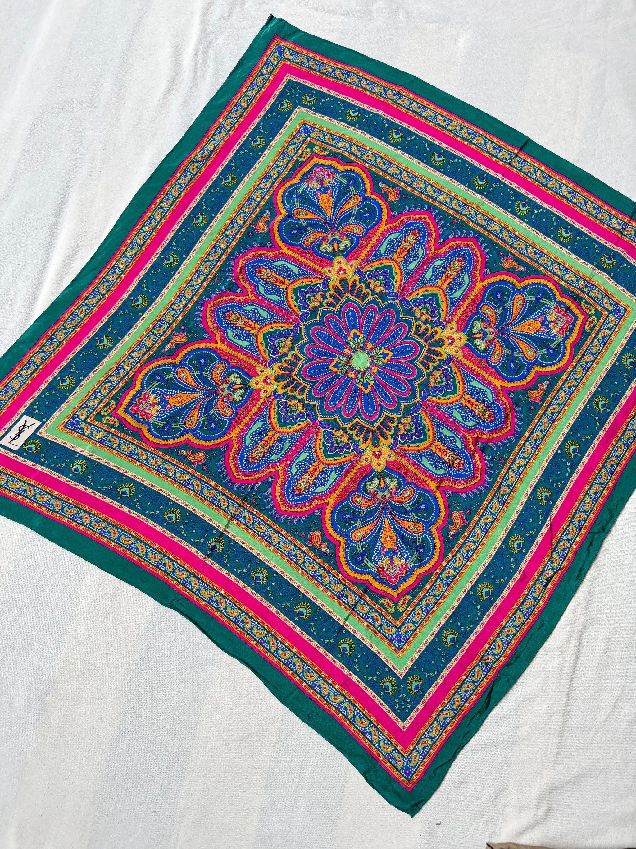Foulard Yves Saint Laurent – Motif oriental vert et fuchsia