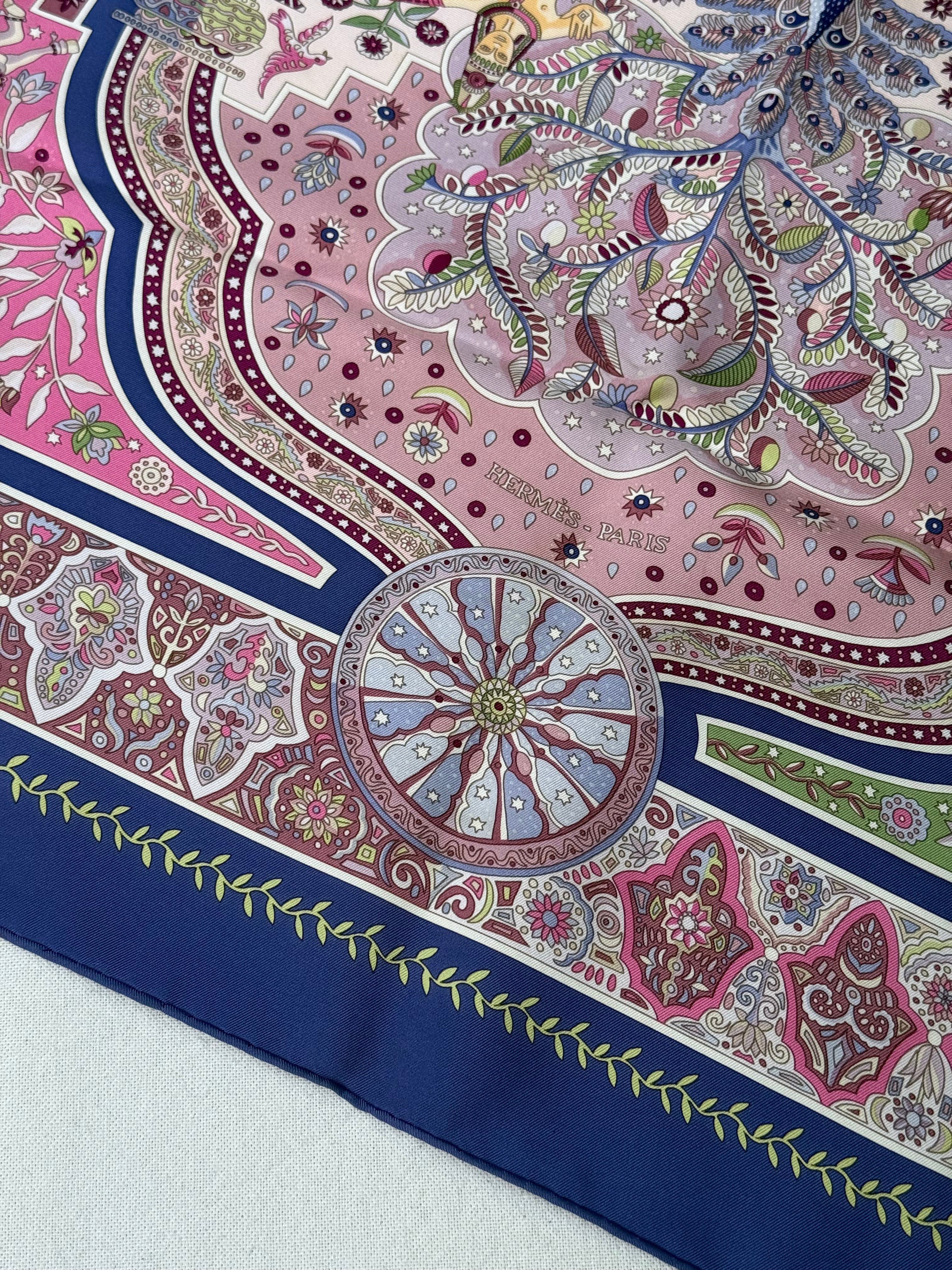 Foulard Hermès – Modèle Aux Portes du Palais