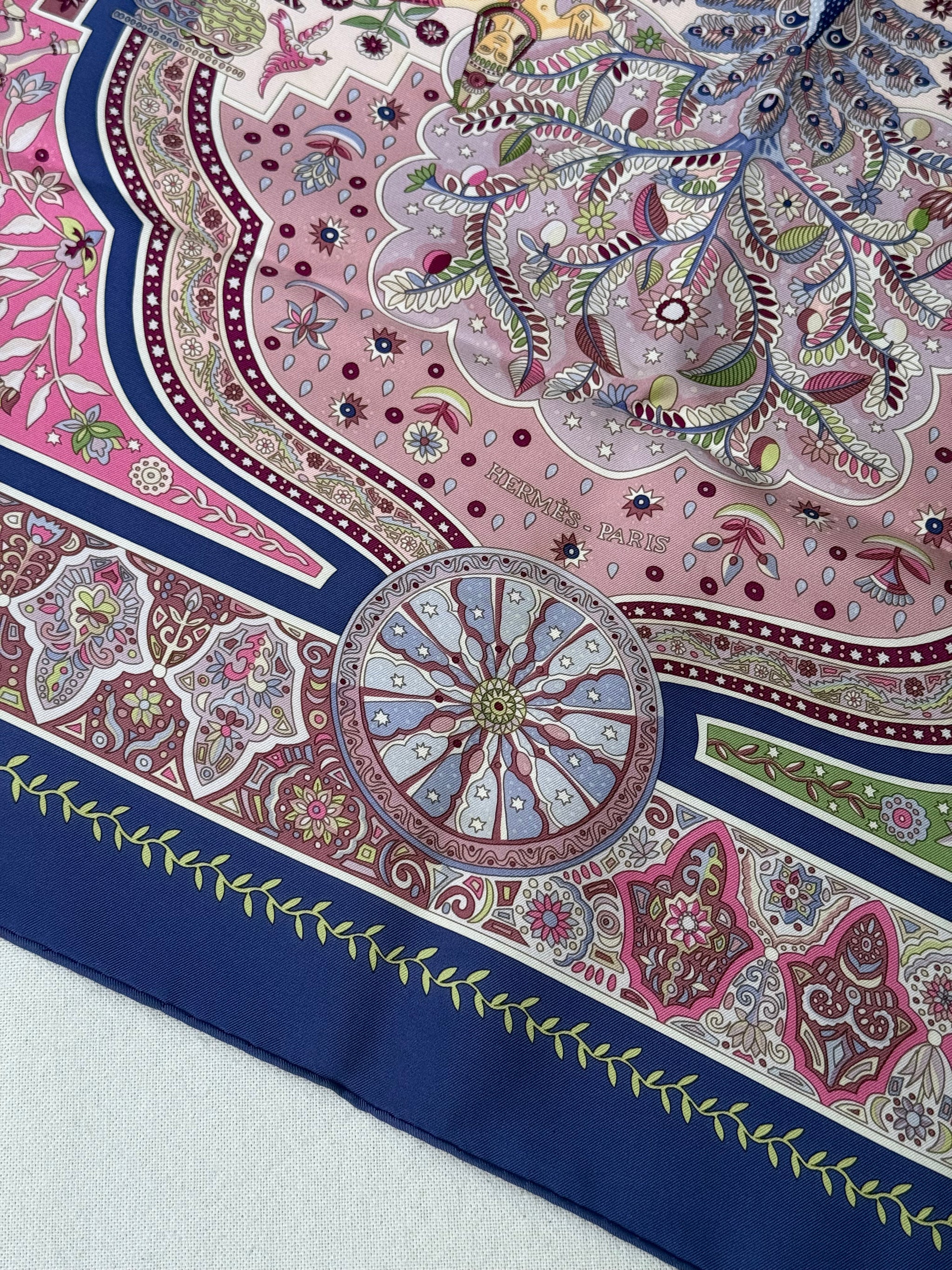 Foulard Hermès – Modèle Aux Portes du Palais