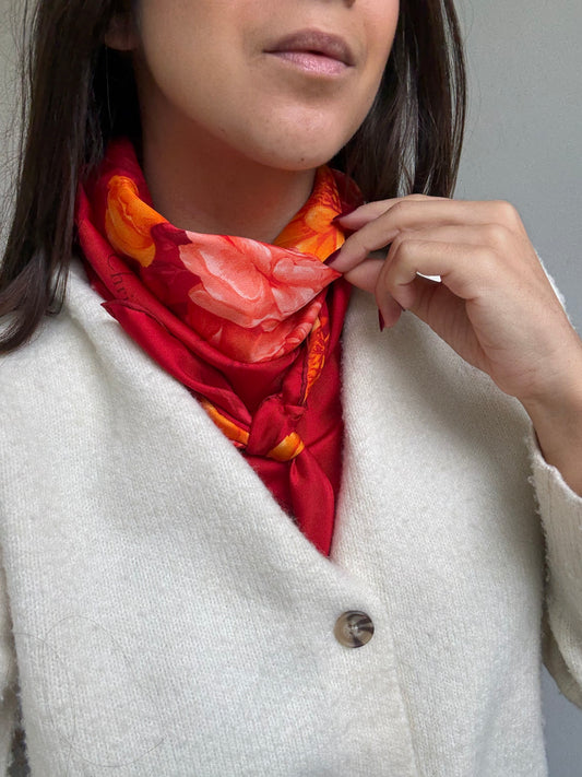 Foulard Christian Dior – Motif floral et inscription Dior