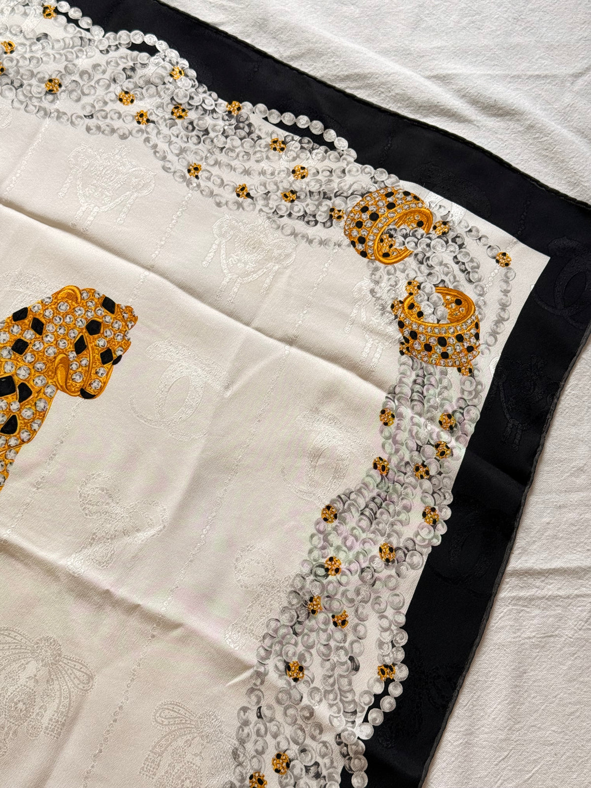 Foulard Cartier – Motif panthère et bijouterie