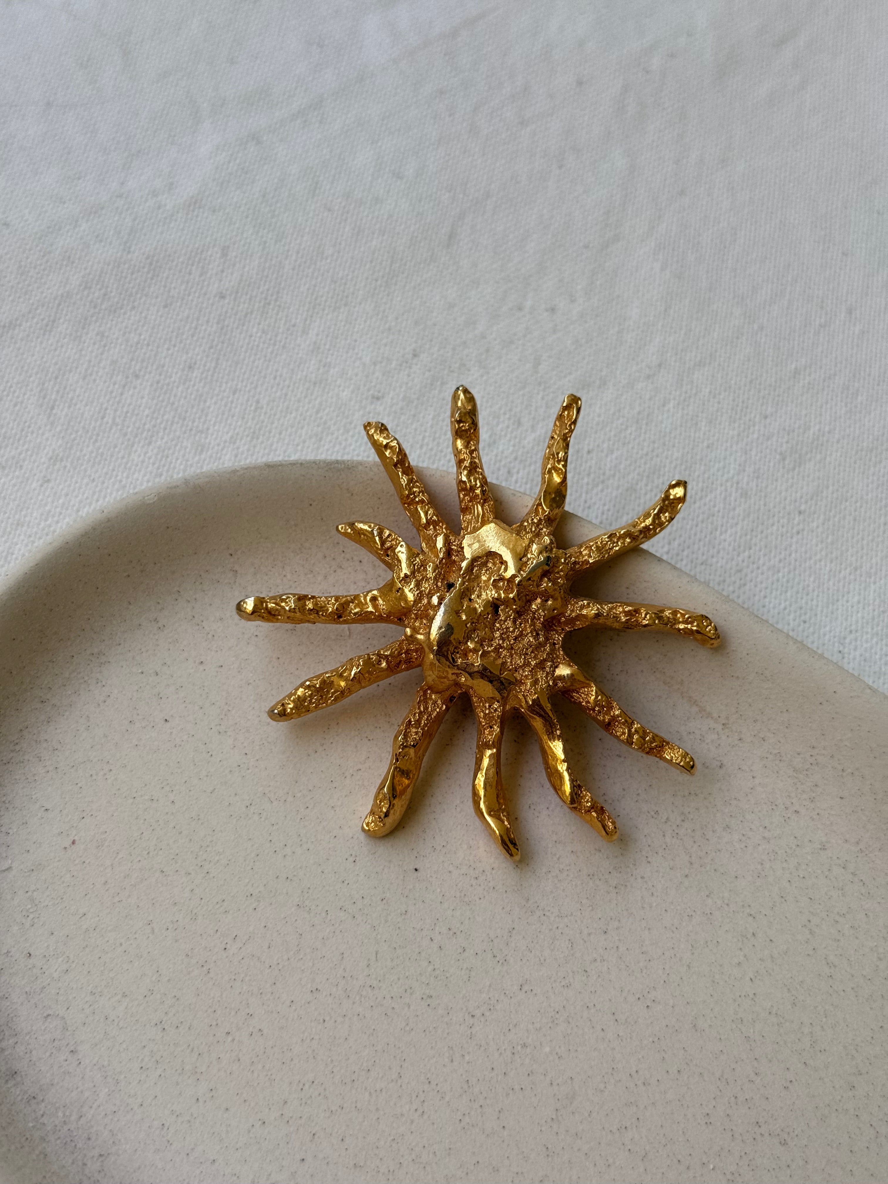 Broche Édouard Rambaud vintage - Soleil texturé doré