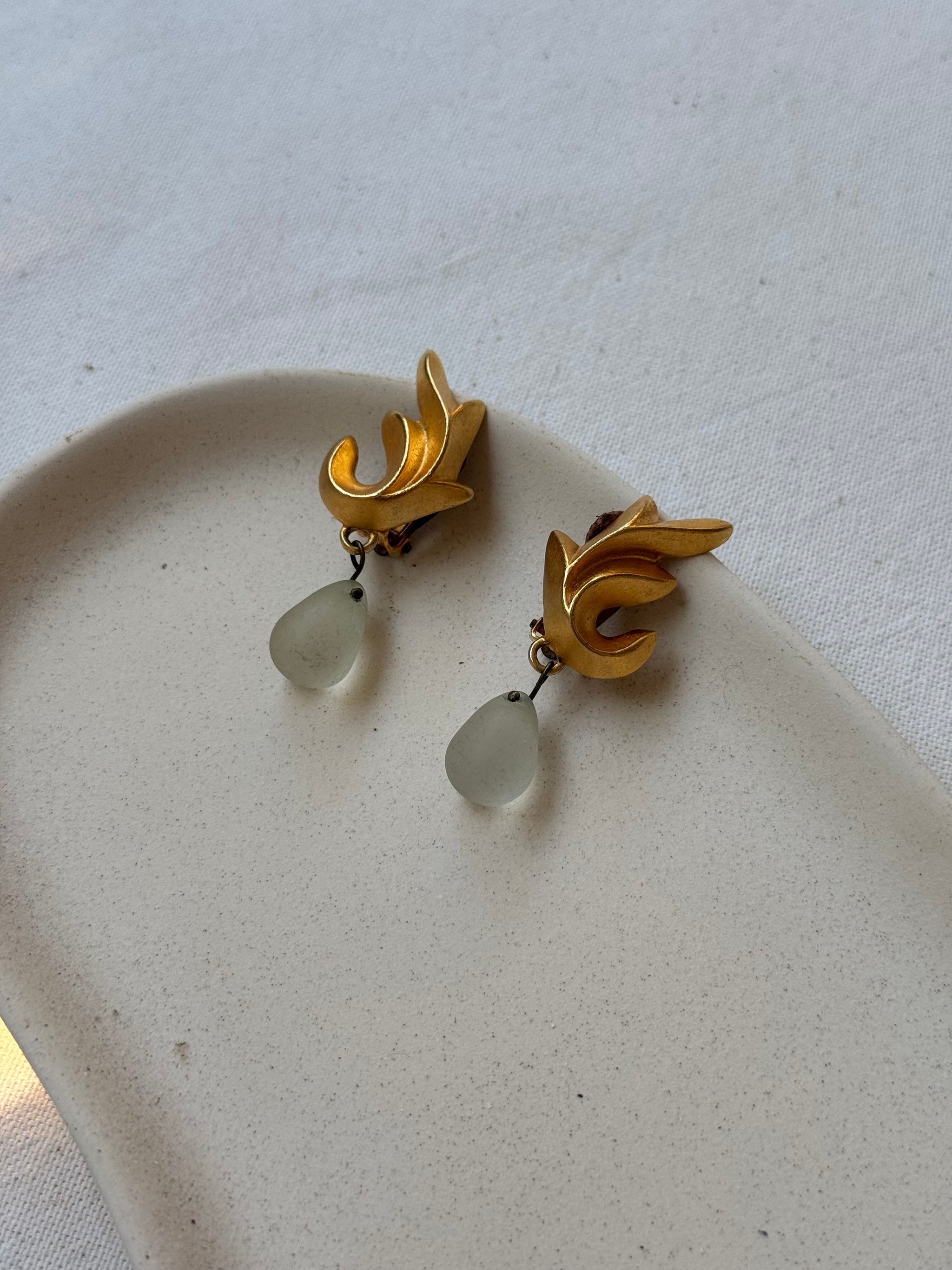 Boucles d’oreilles Jacques An Lanh vintage - Flamme dorée et goutte pendante