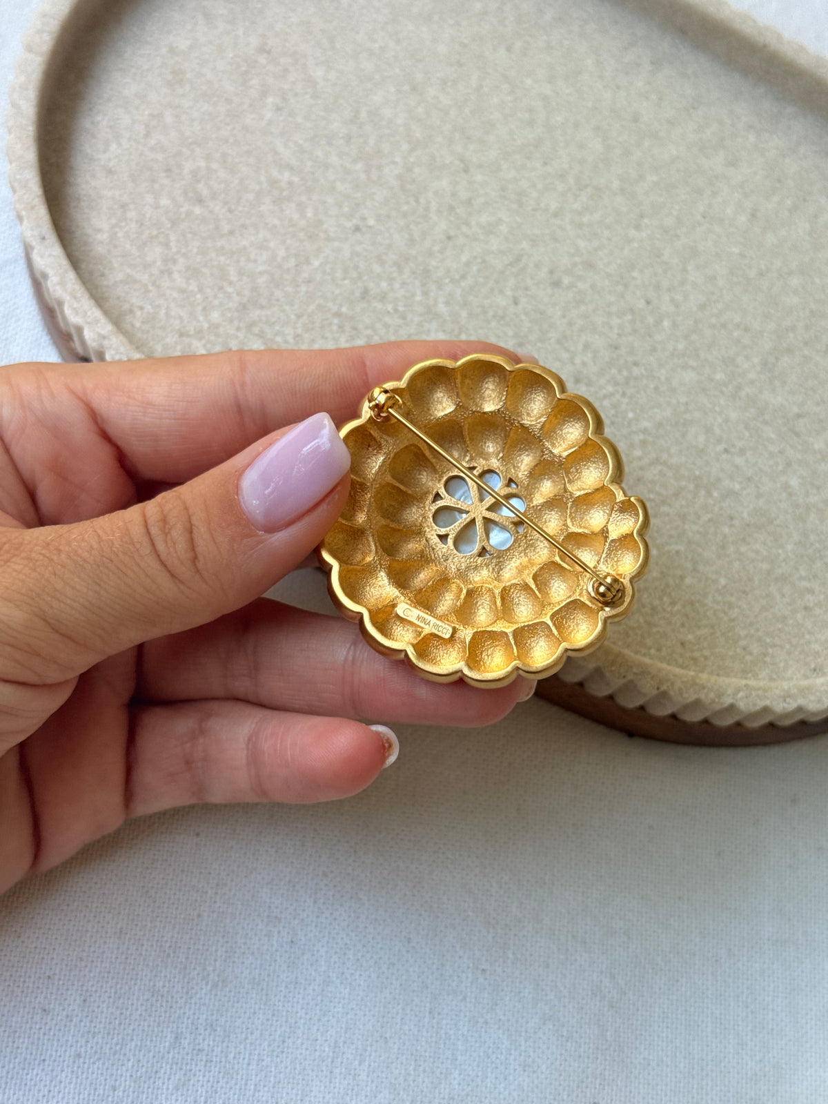 Broche Nina Ricci vintage - Fleur dorée et perle centrale