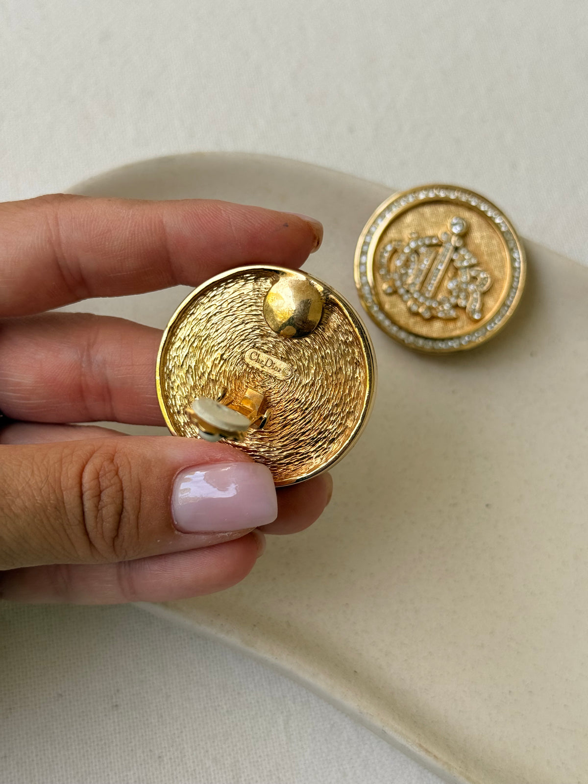 Boucles d’oreilles Christian Dior vintage - Logo orné de strass