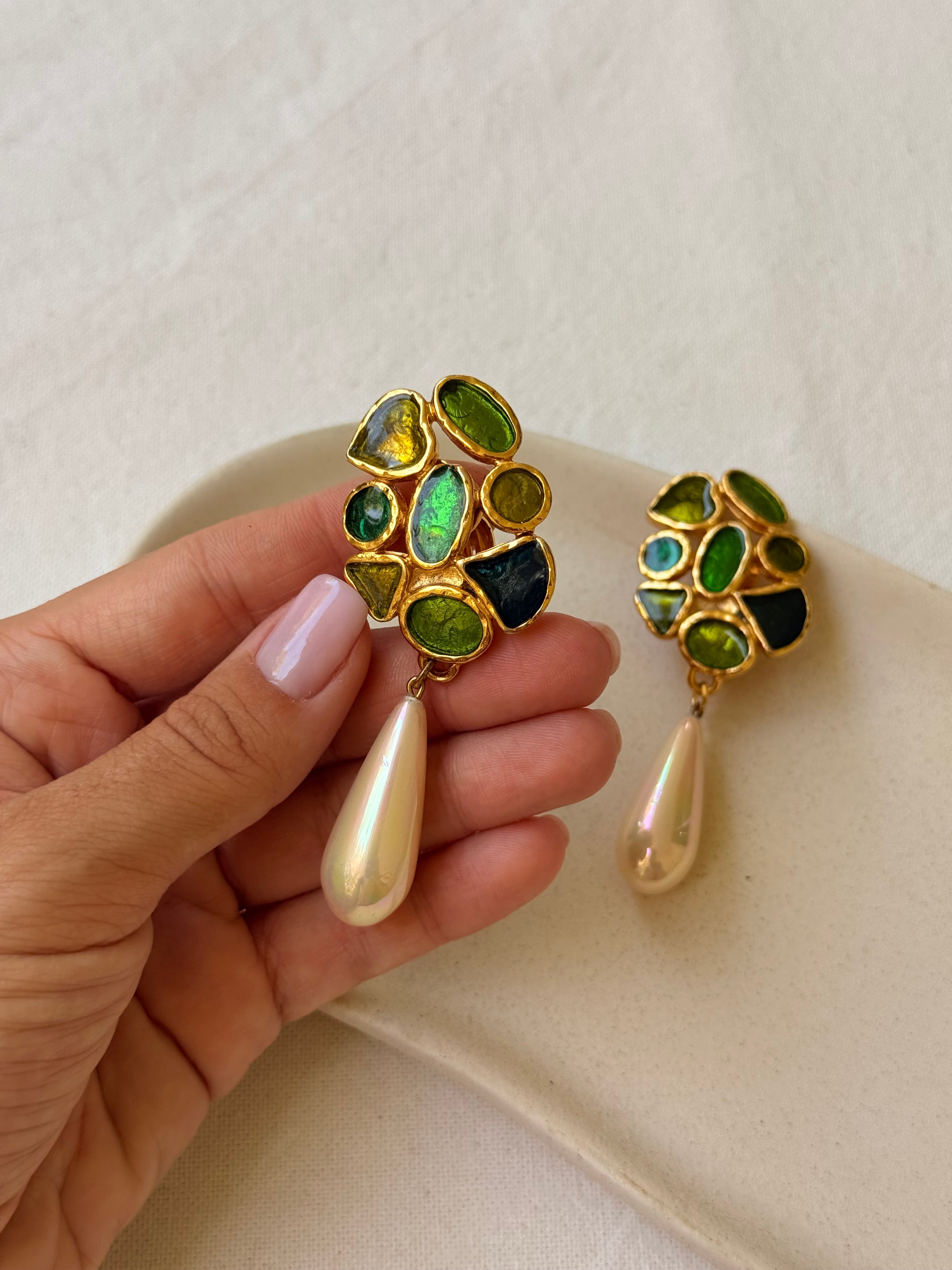 Boucles d’oreilles Édouard Rambaud vintage - Pendantes émail vert et perles nacrées