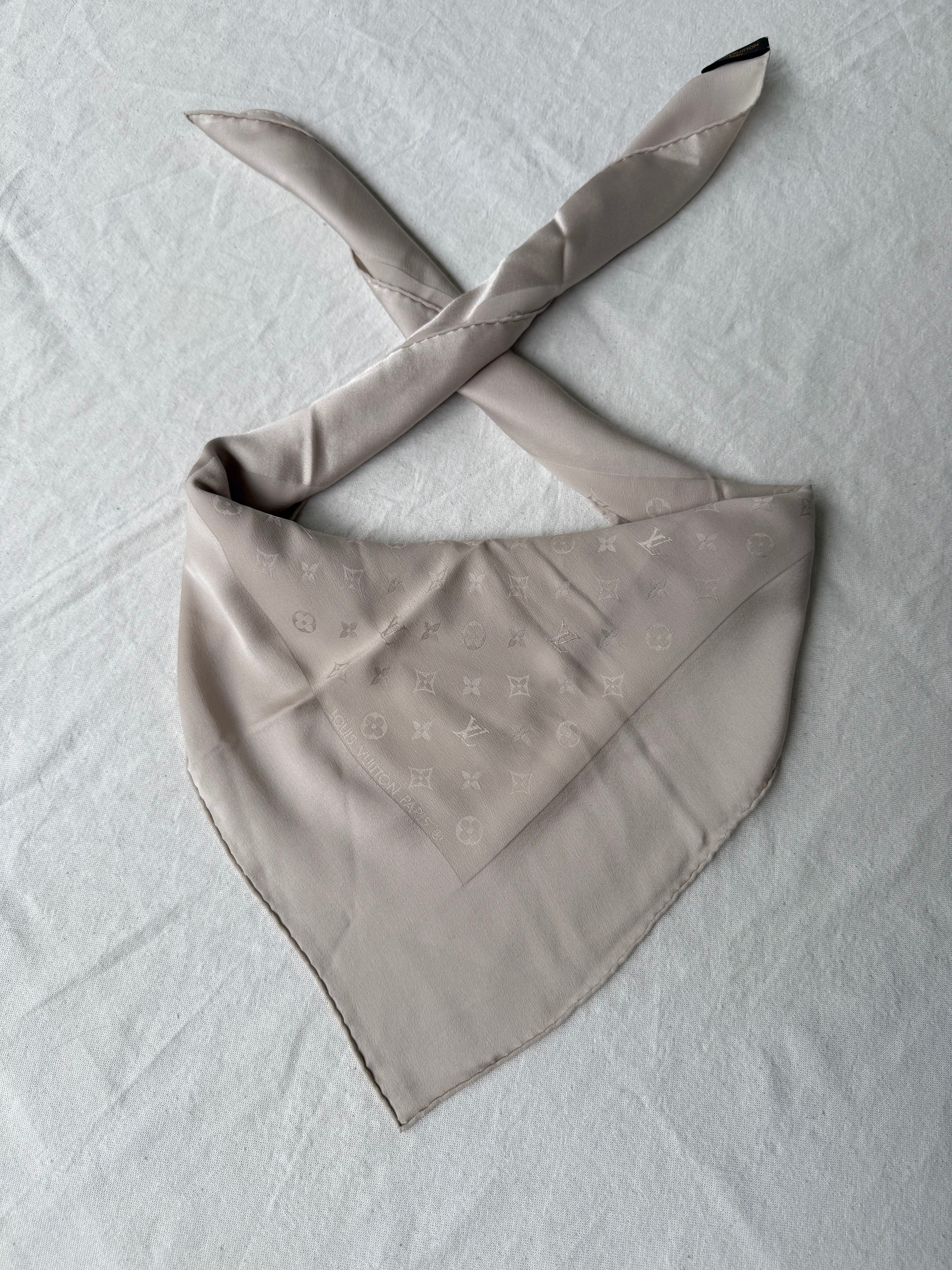 Foulard Louis Vuitton – Motifs monogramme beige
