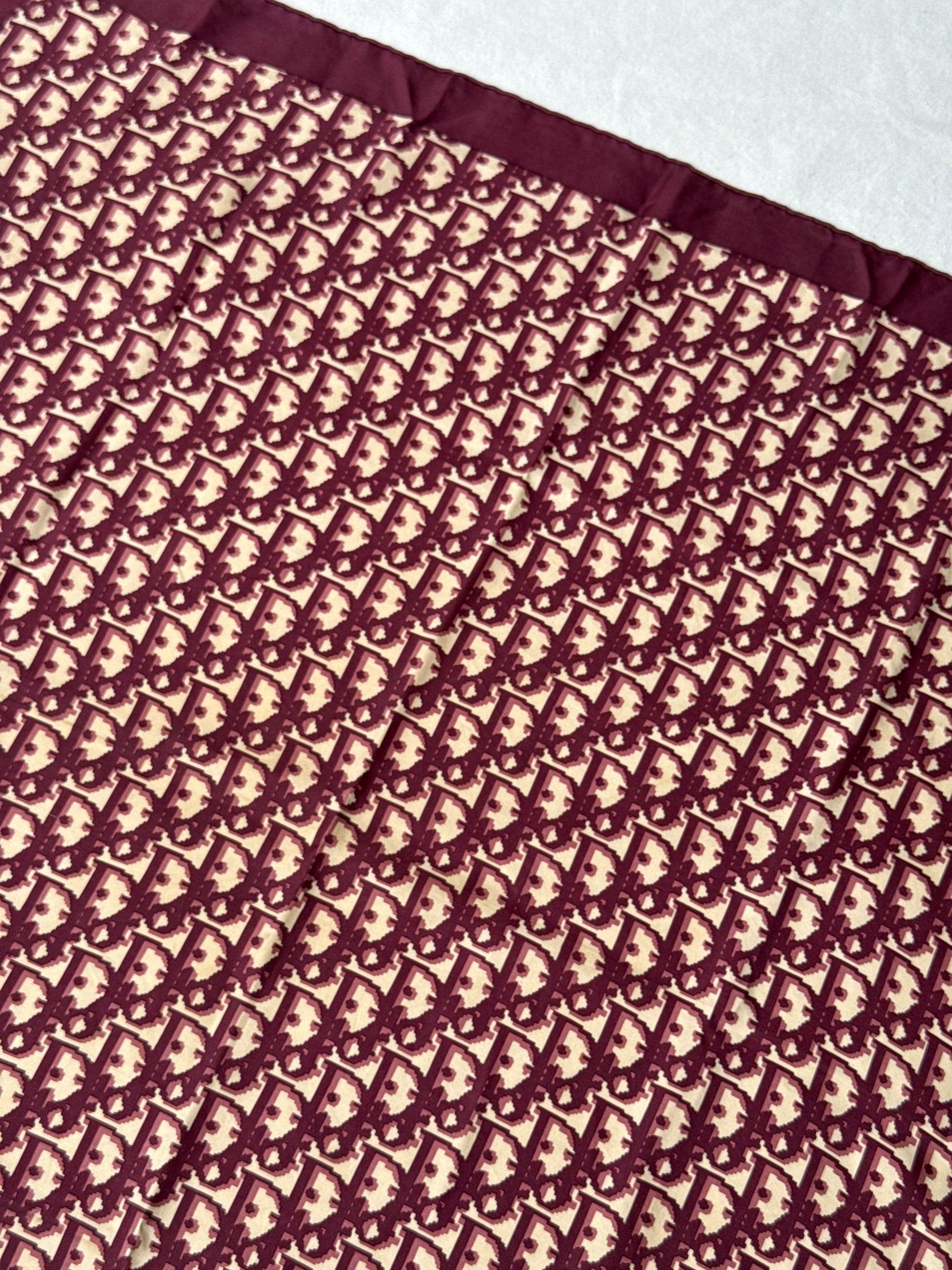 Foulard Christian Dior – Modèle monogramme bordeaux