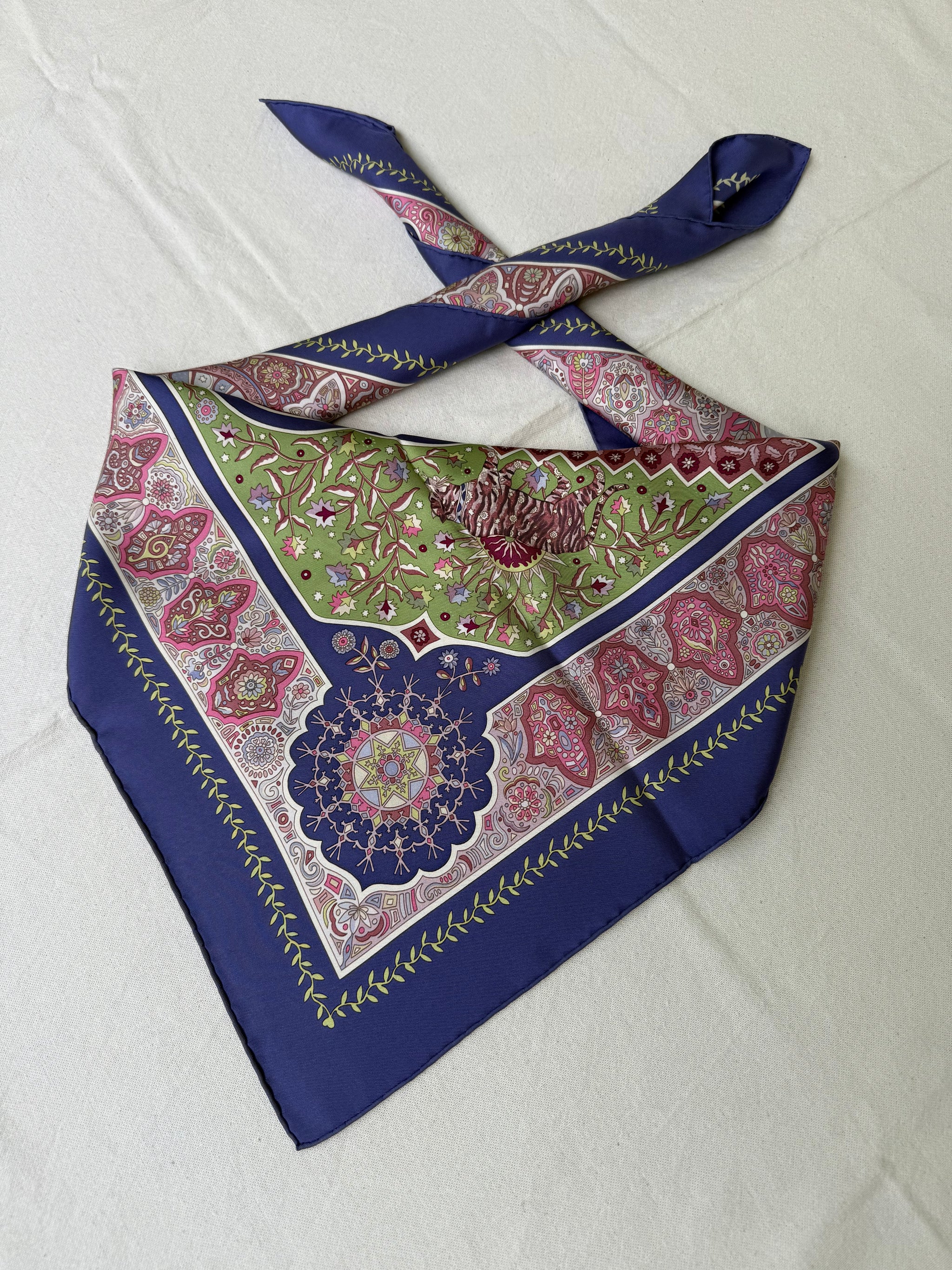 Foulard Hermès – Modèle Aux Portes du Palais