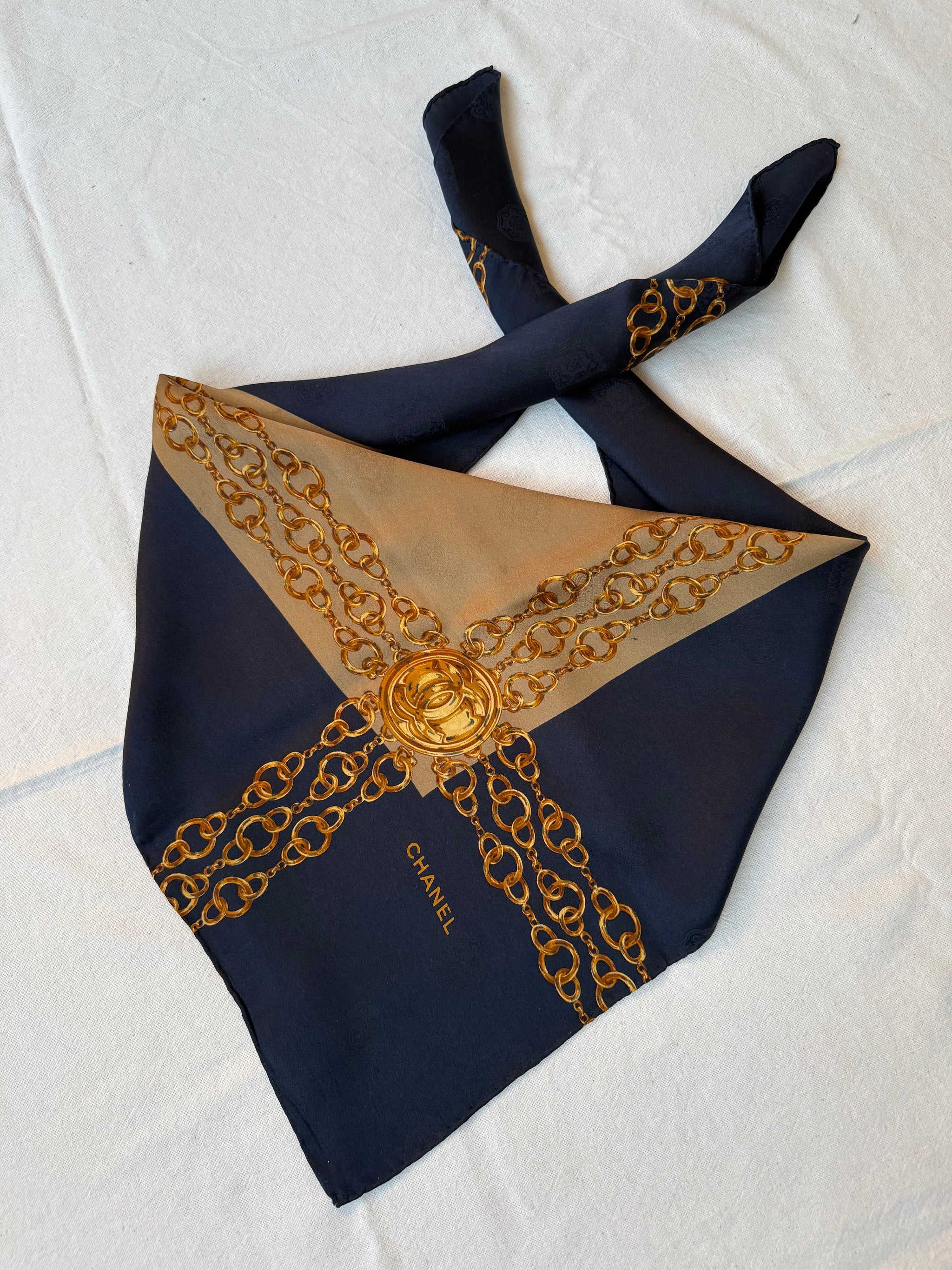 Foulard Chanel - Modèle bleu marine et beige