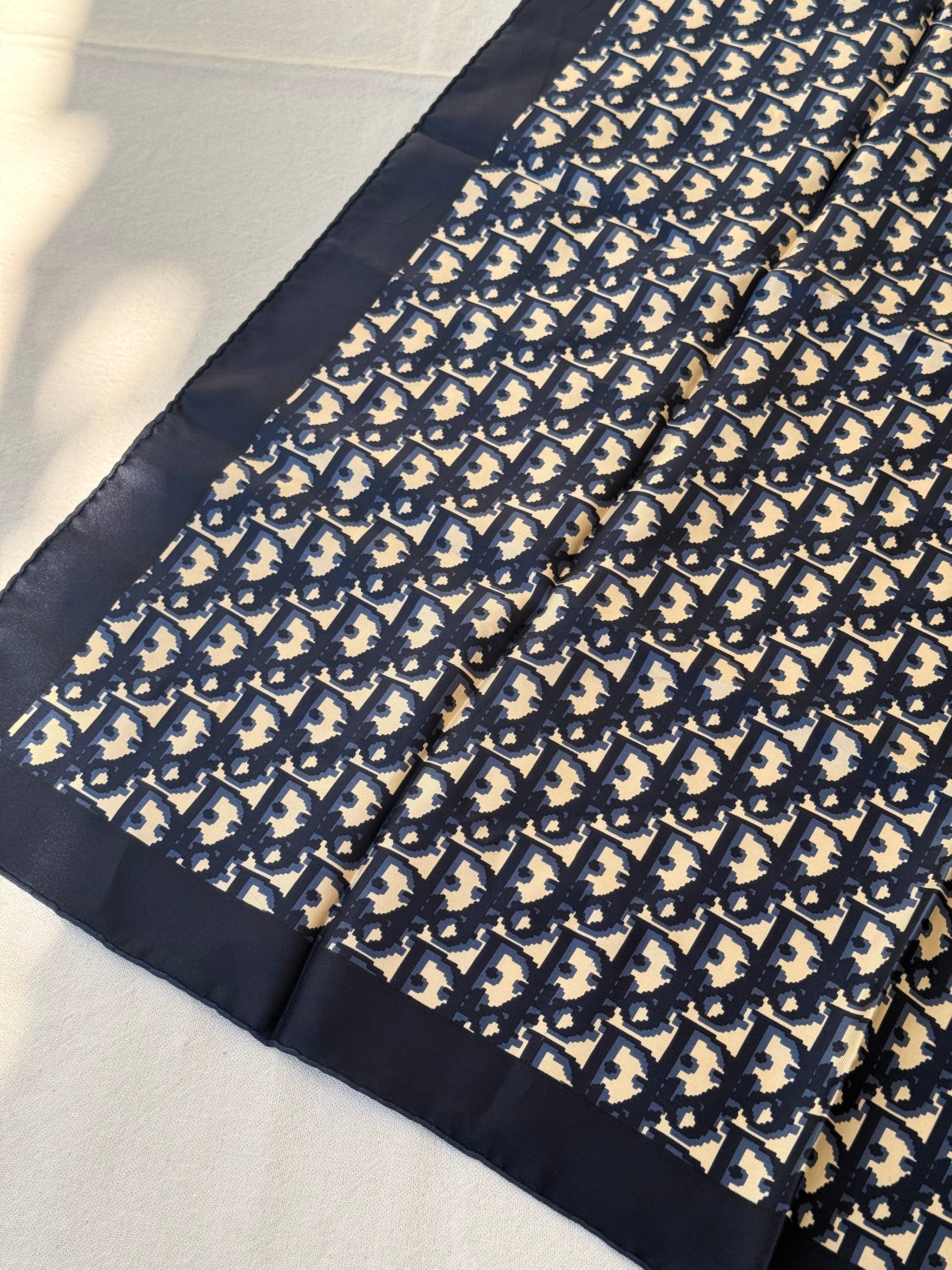 Foulard Christian Dior – Modèle monogramme bleu