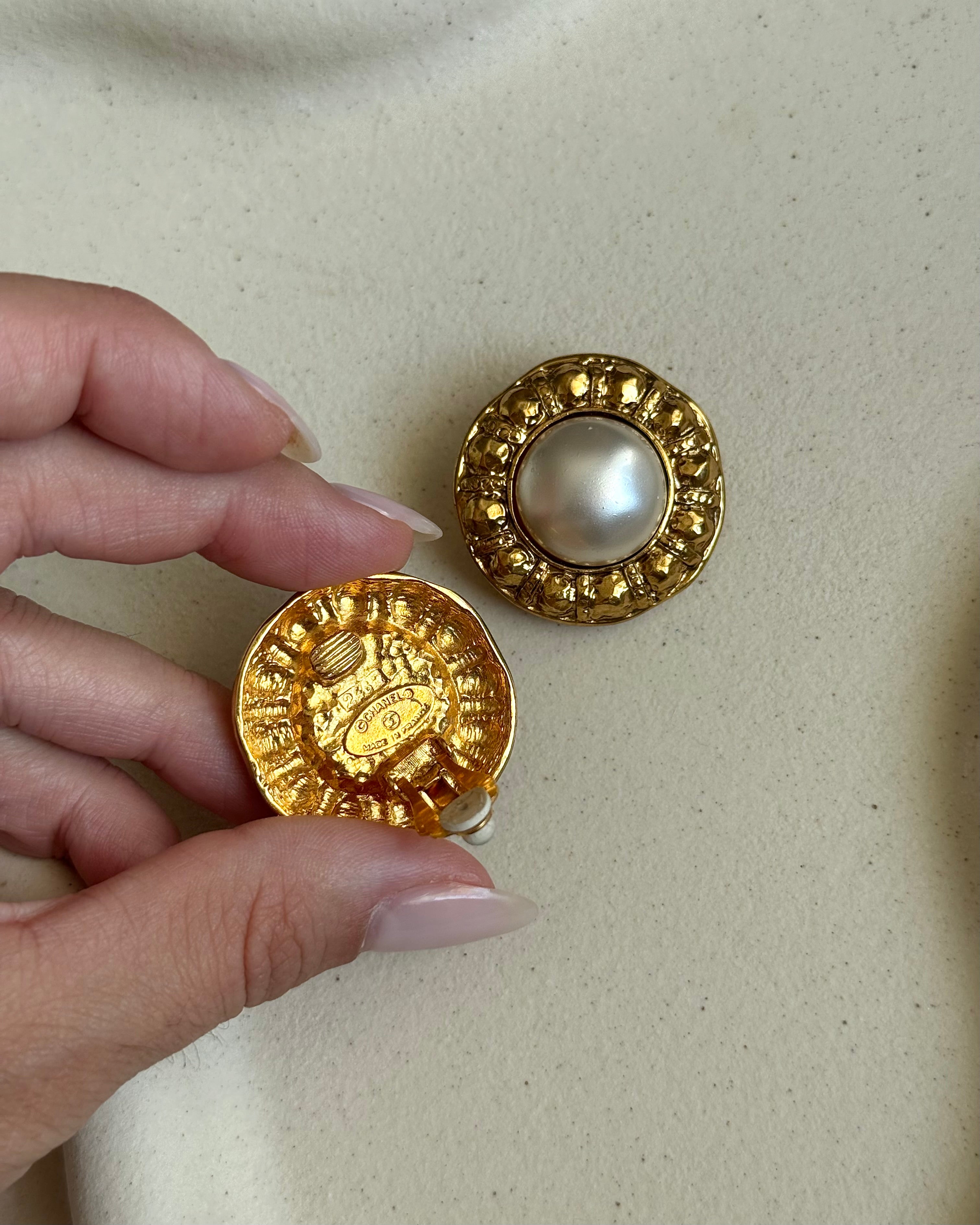 Boucles d’oreilles vintage Chanel - Perles fantaisie et monture dorée