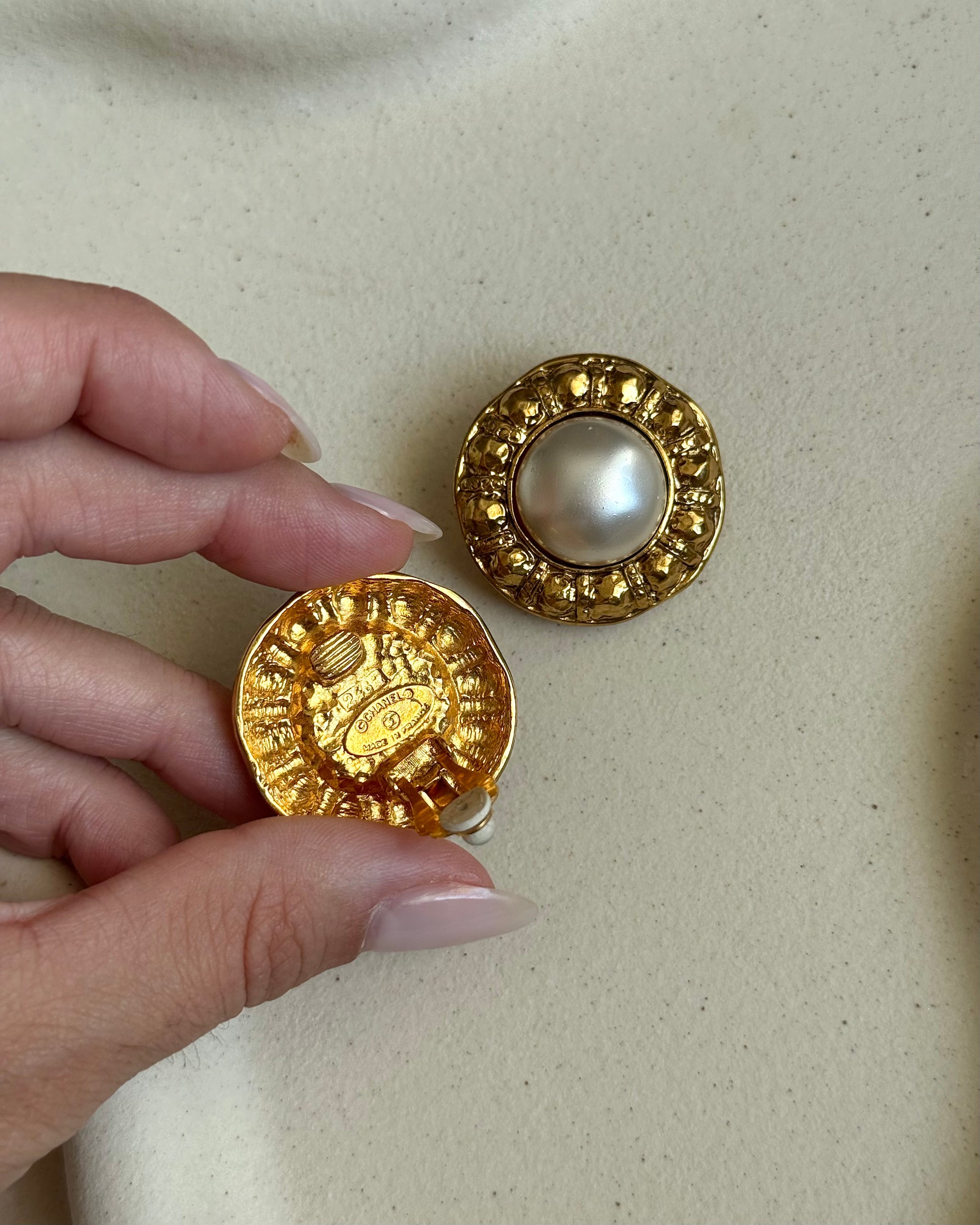 Boucles d’oreilles vintage Chanel - Perles fantaisie et monture dorée