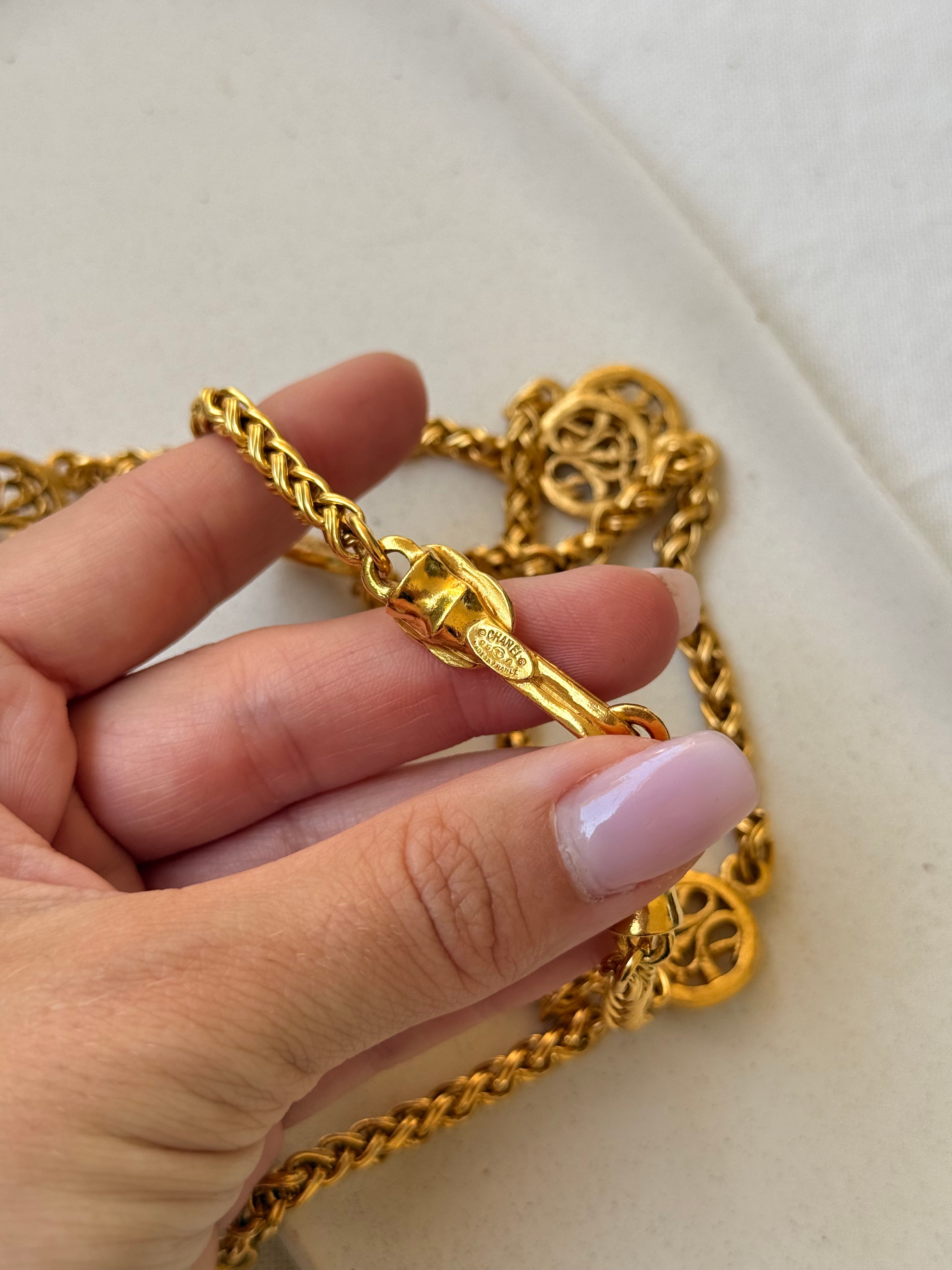 Collier sautoir Chanel - Pendentif fleur ajourée et logo CC