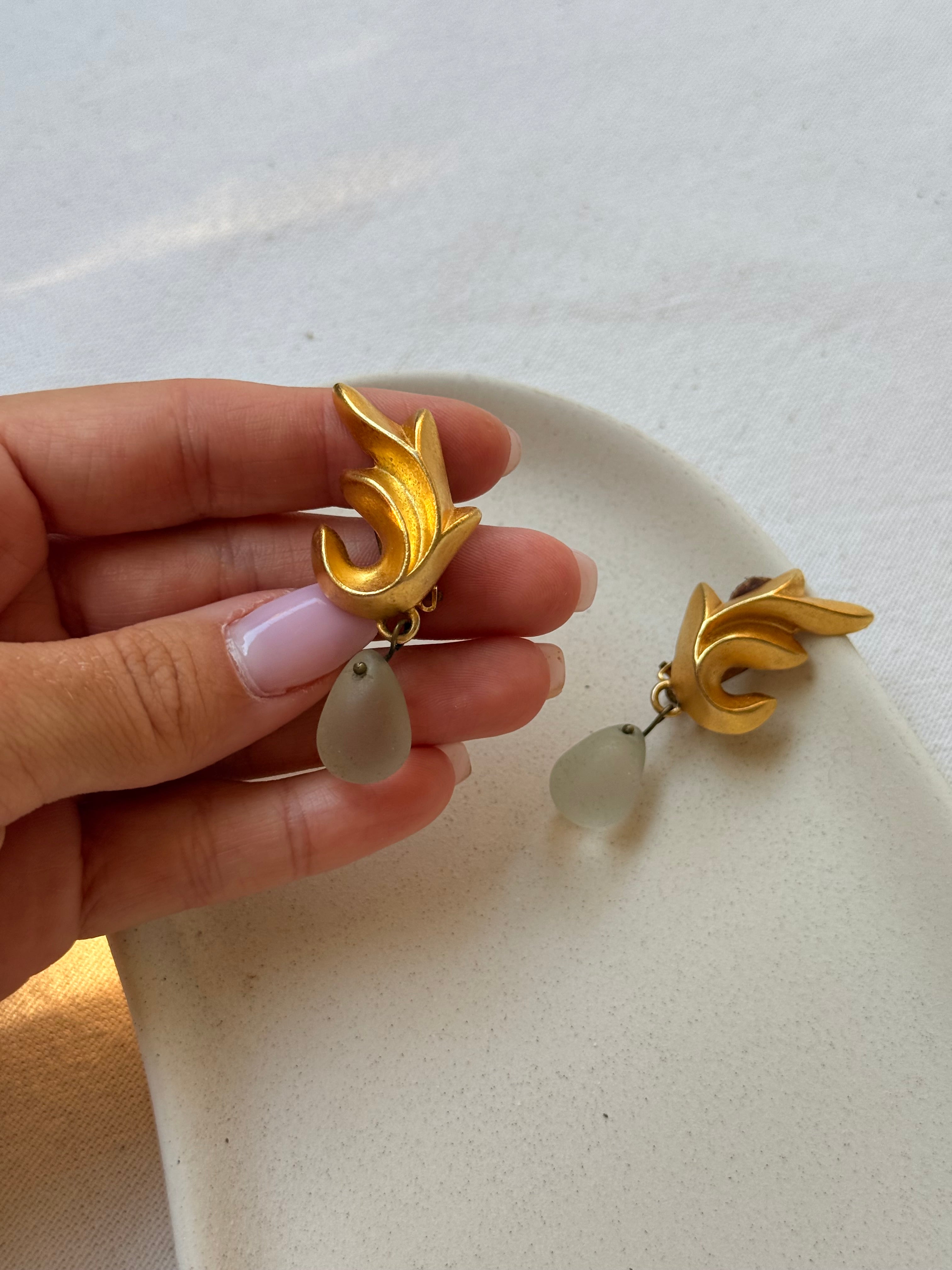 Boucles d’oreilles Jacques An Lanh vintage - Flamme dorée et goutte pendante