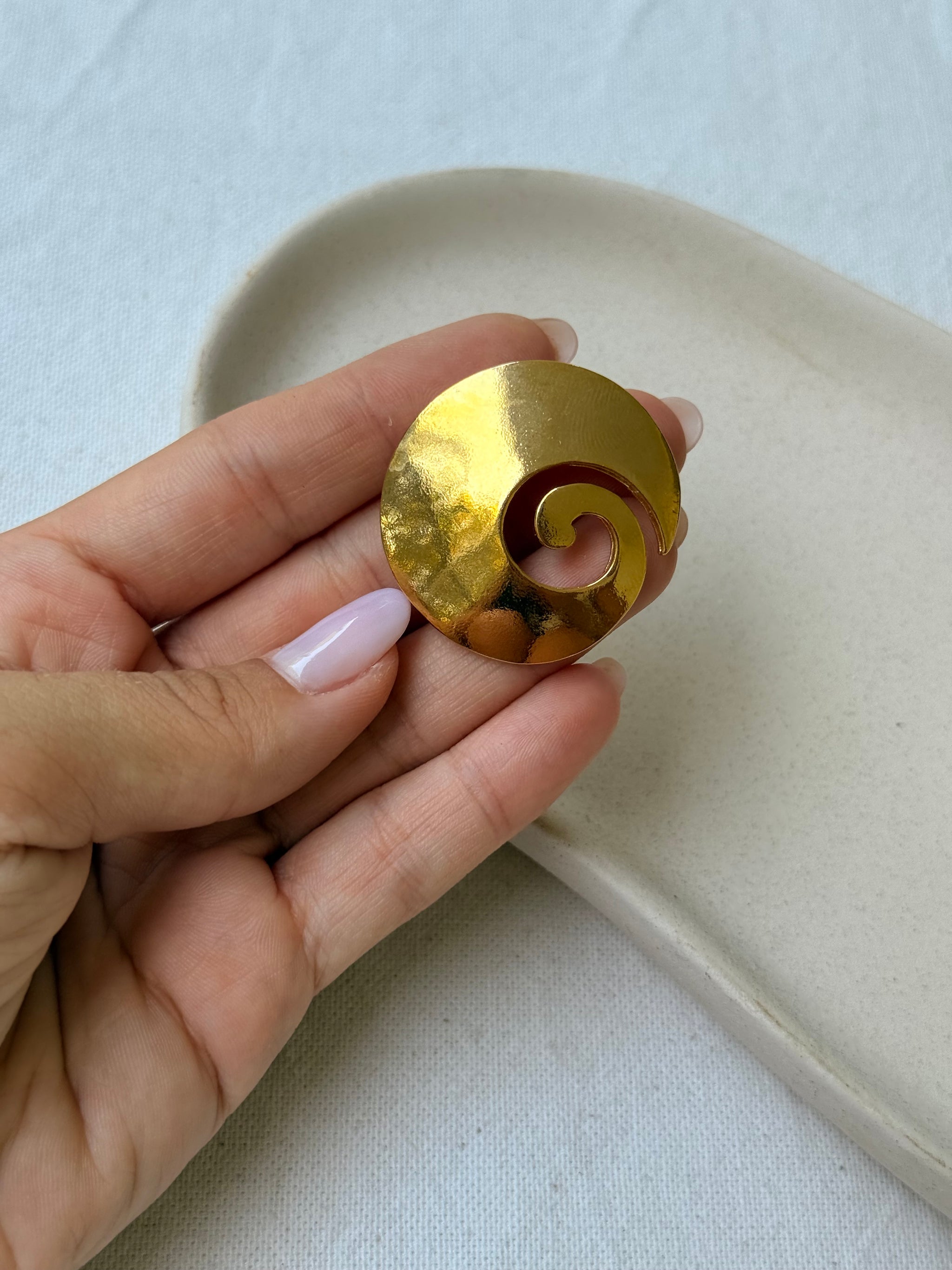 Broche vintage - Motif tourbillon doré