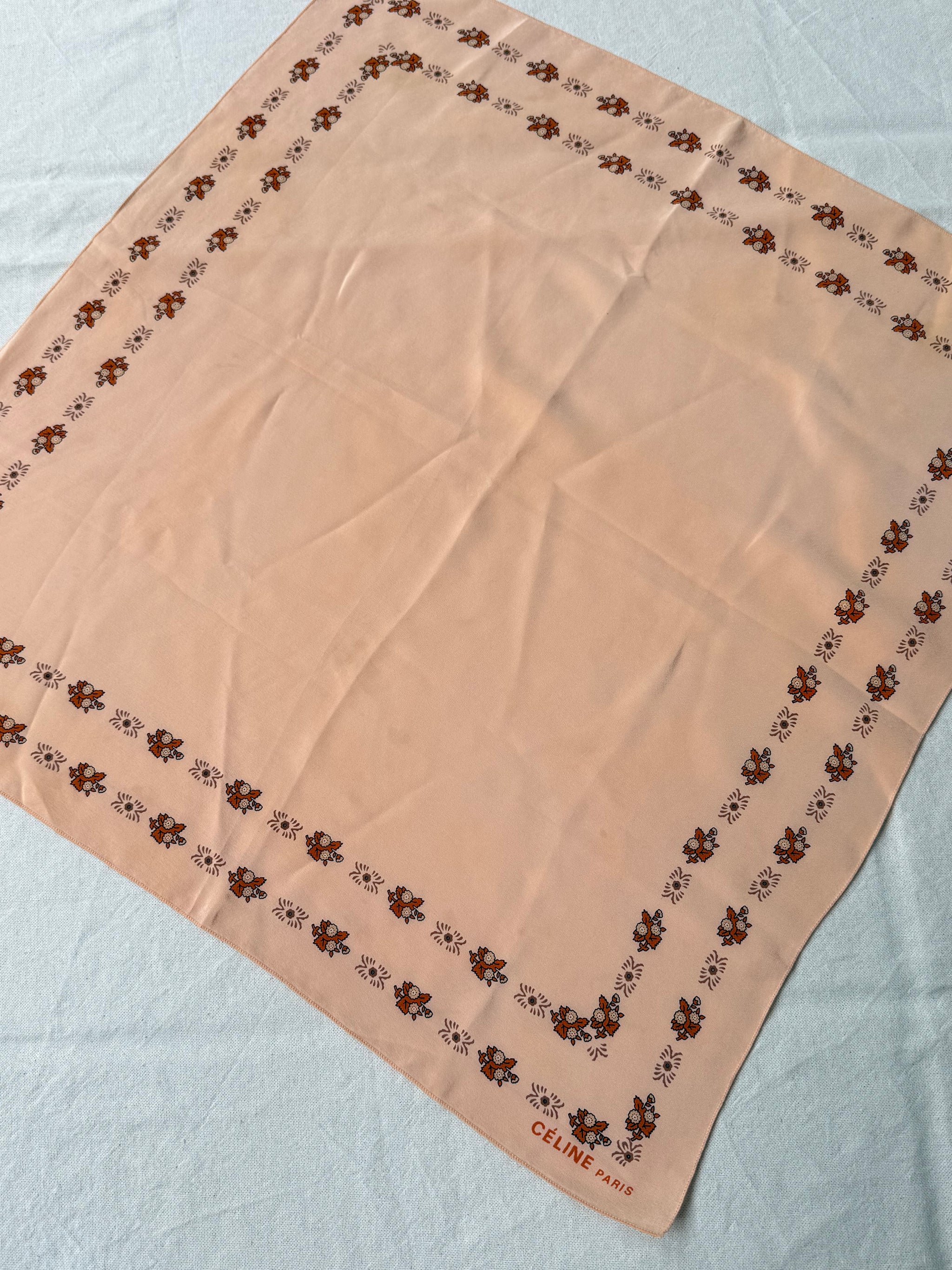 Foulard Céline – Motifs floraux sur fond nude poudré