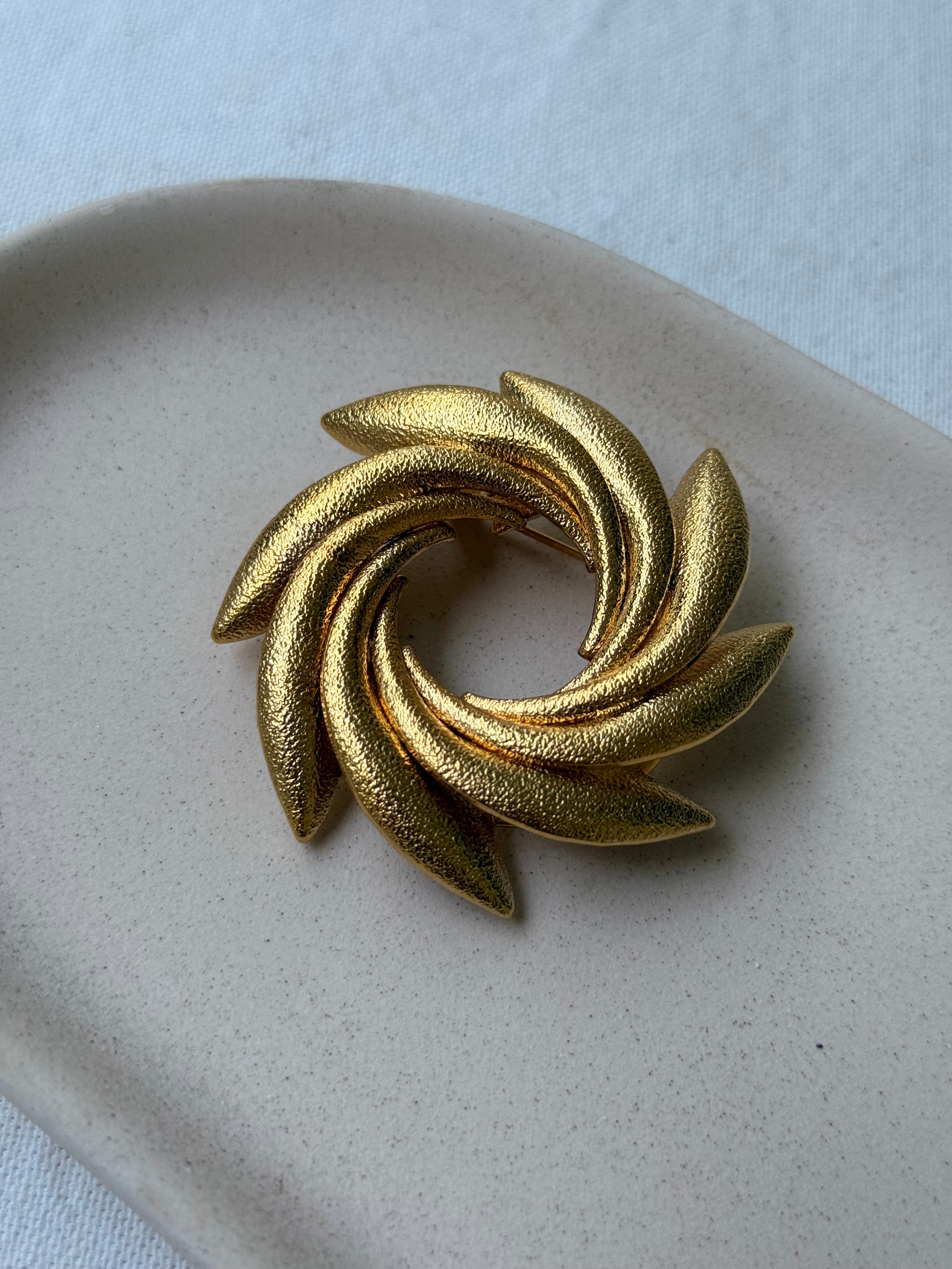 Broche vintage - Motif tourbillon texturé