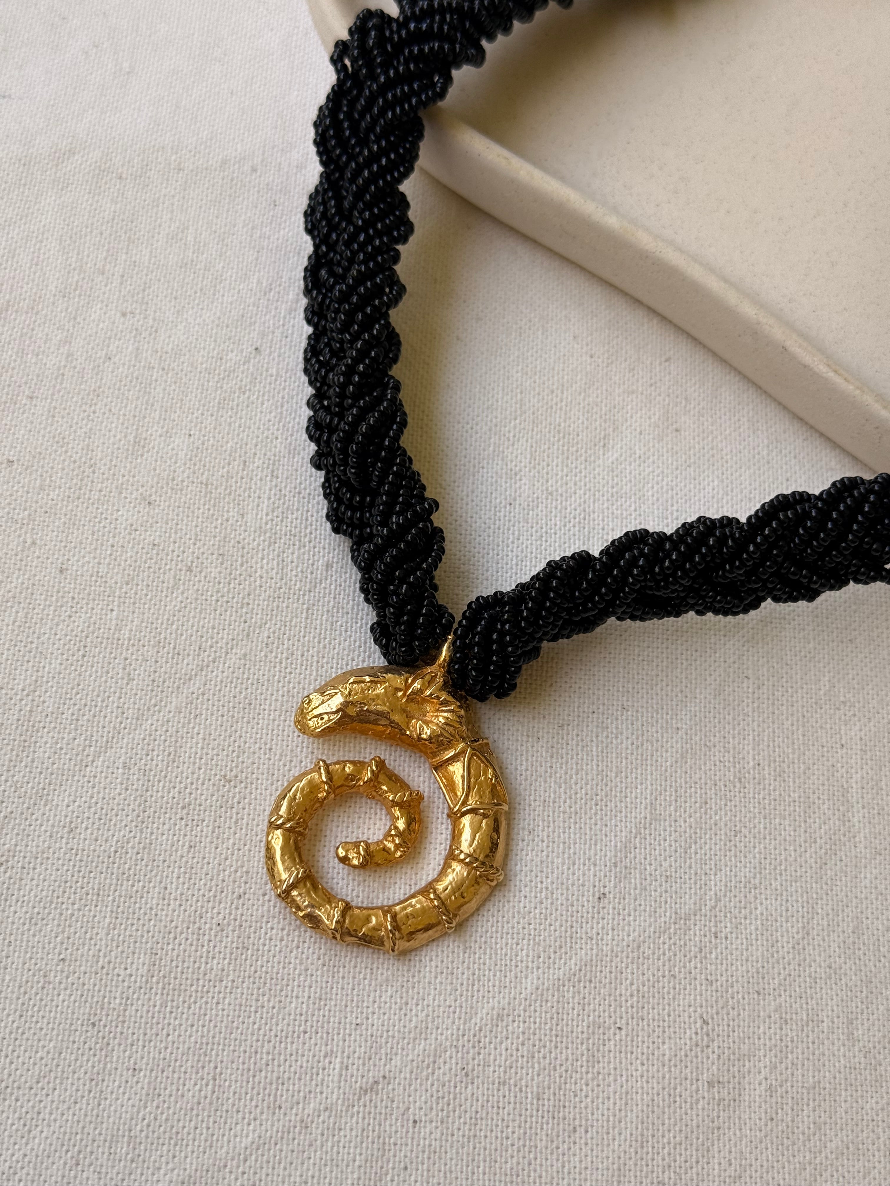 Collier vintage - Perles noires et pendentif serpent doré