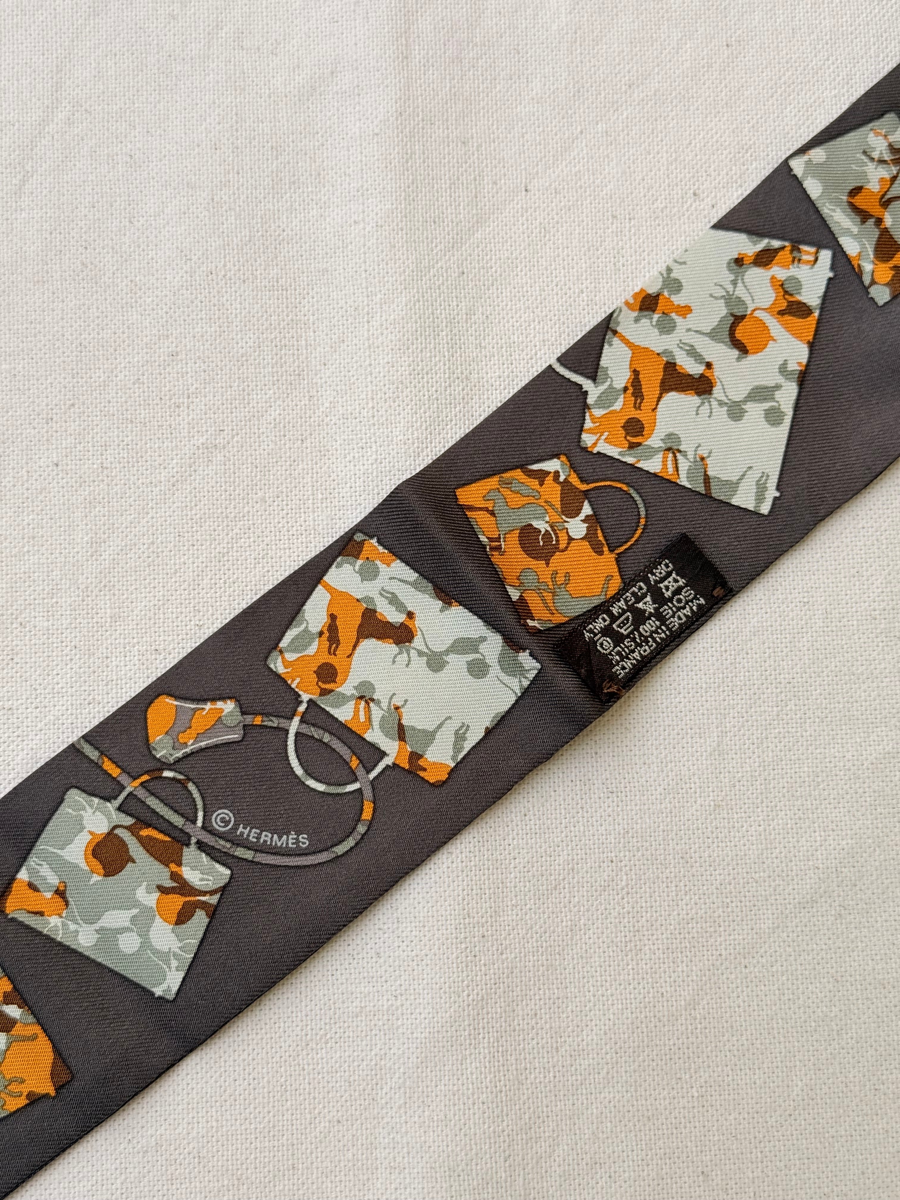 Twilly Hermès – Modèle Kelly en calèche