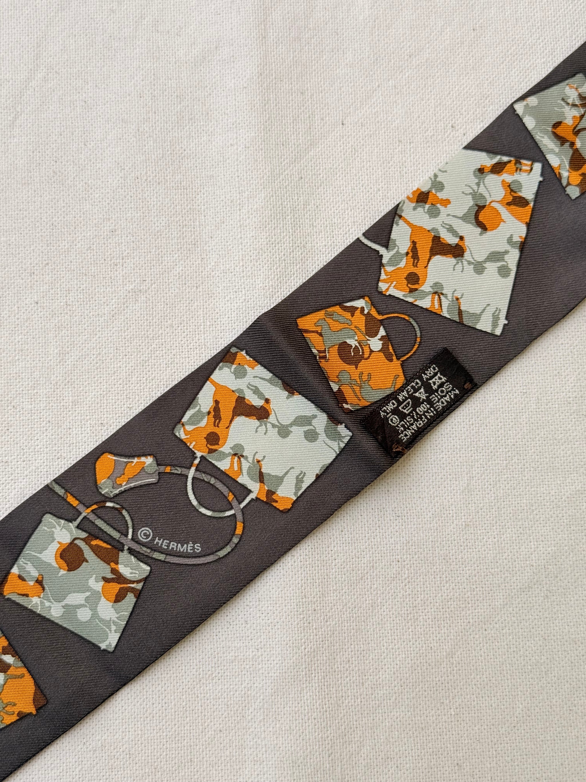 Twilly Hermès – Modèle Kelly en calèche