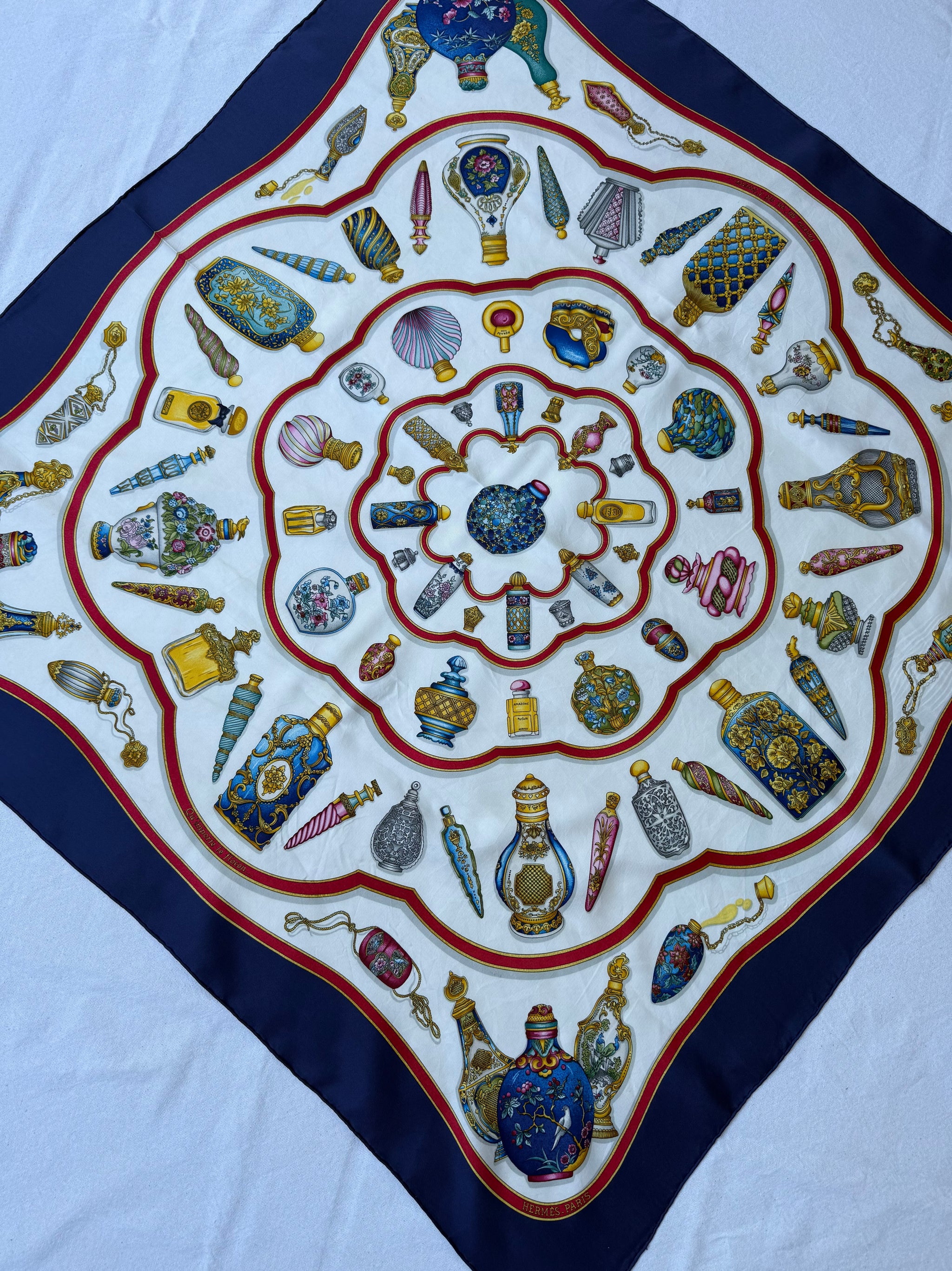Foulard Hermès – Modèle Flacons
