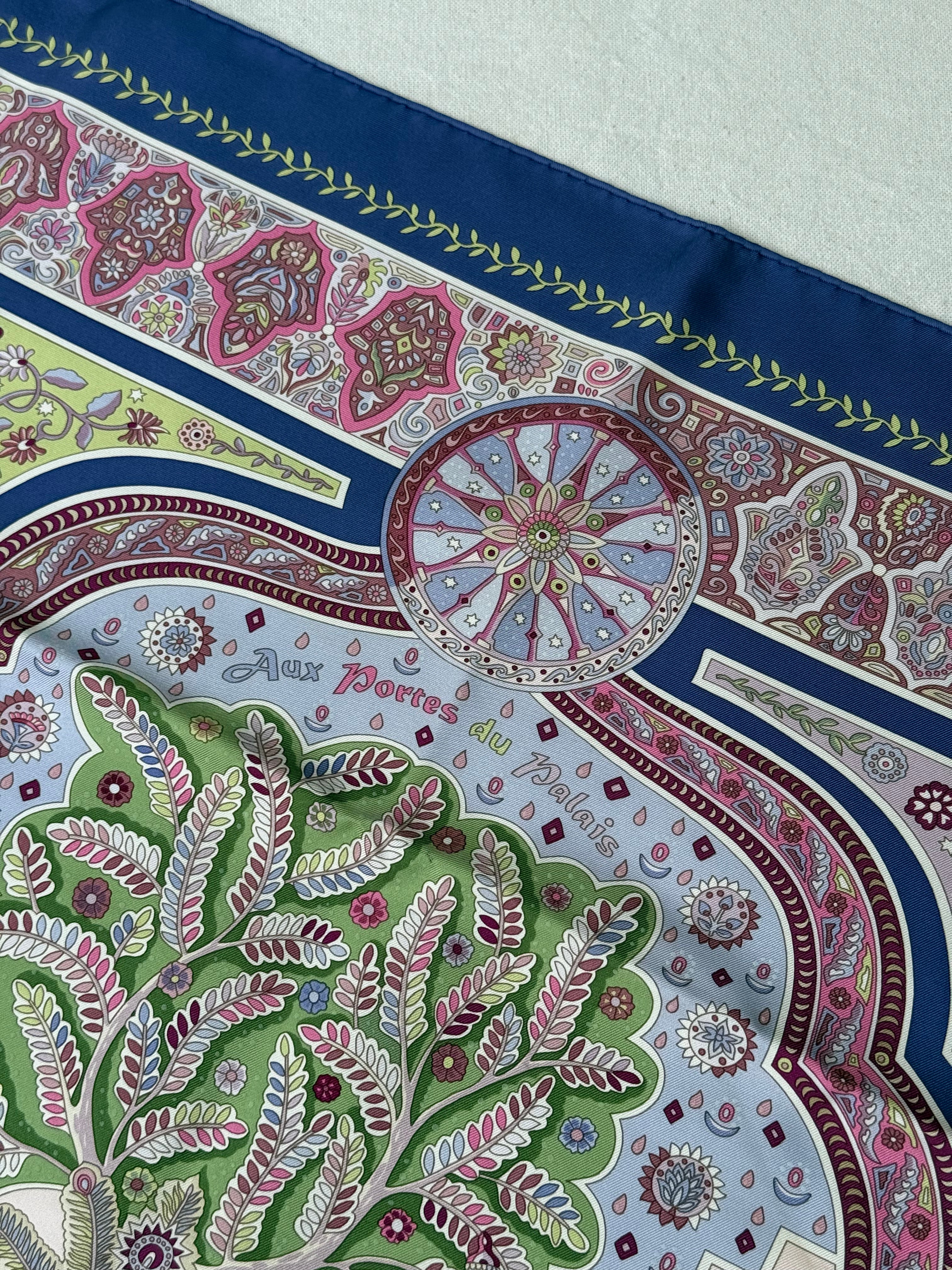 Foulard Hermès – Modèle Aux Portes du Palais