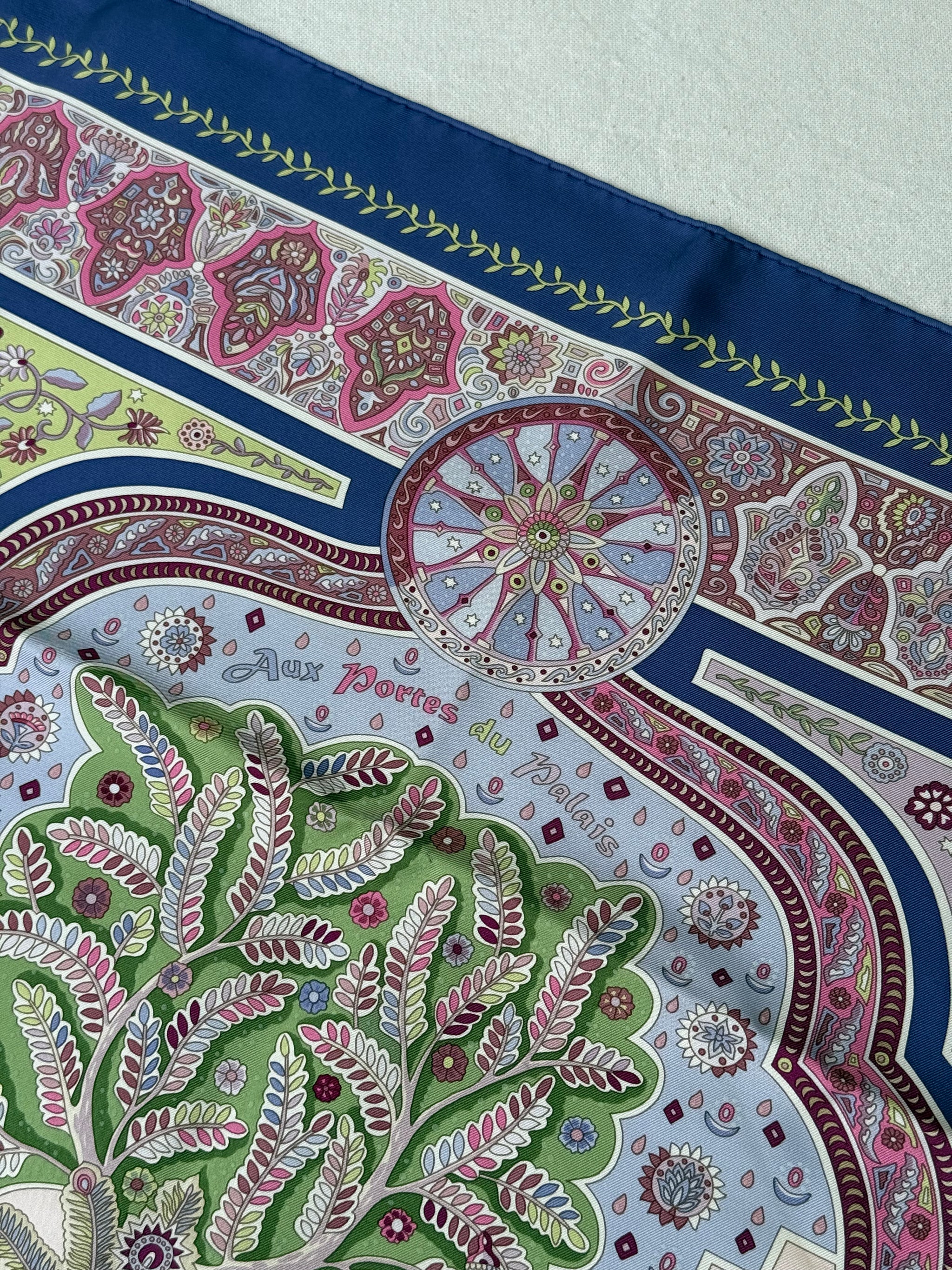 Foulard Hermès – Modèle Aux Portes du Palais
