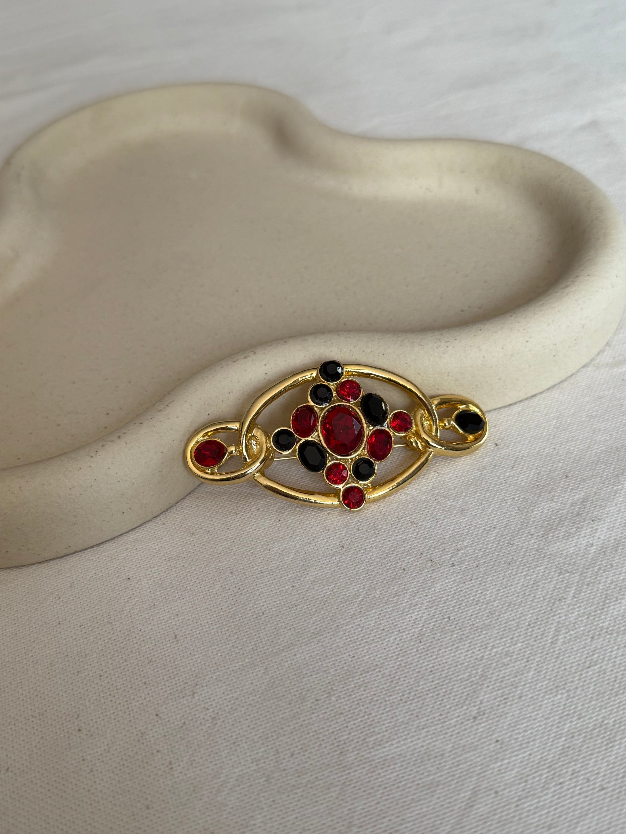 Broche vintage - Cristaux noirs et rouges