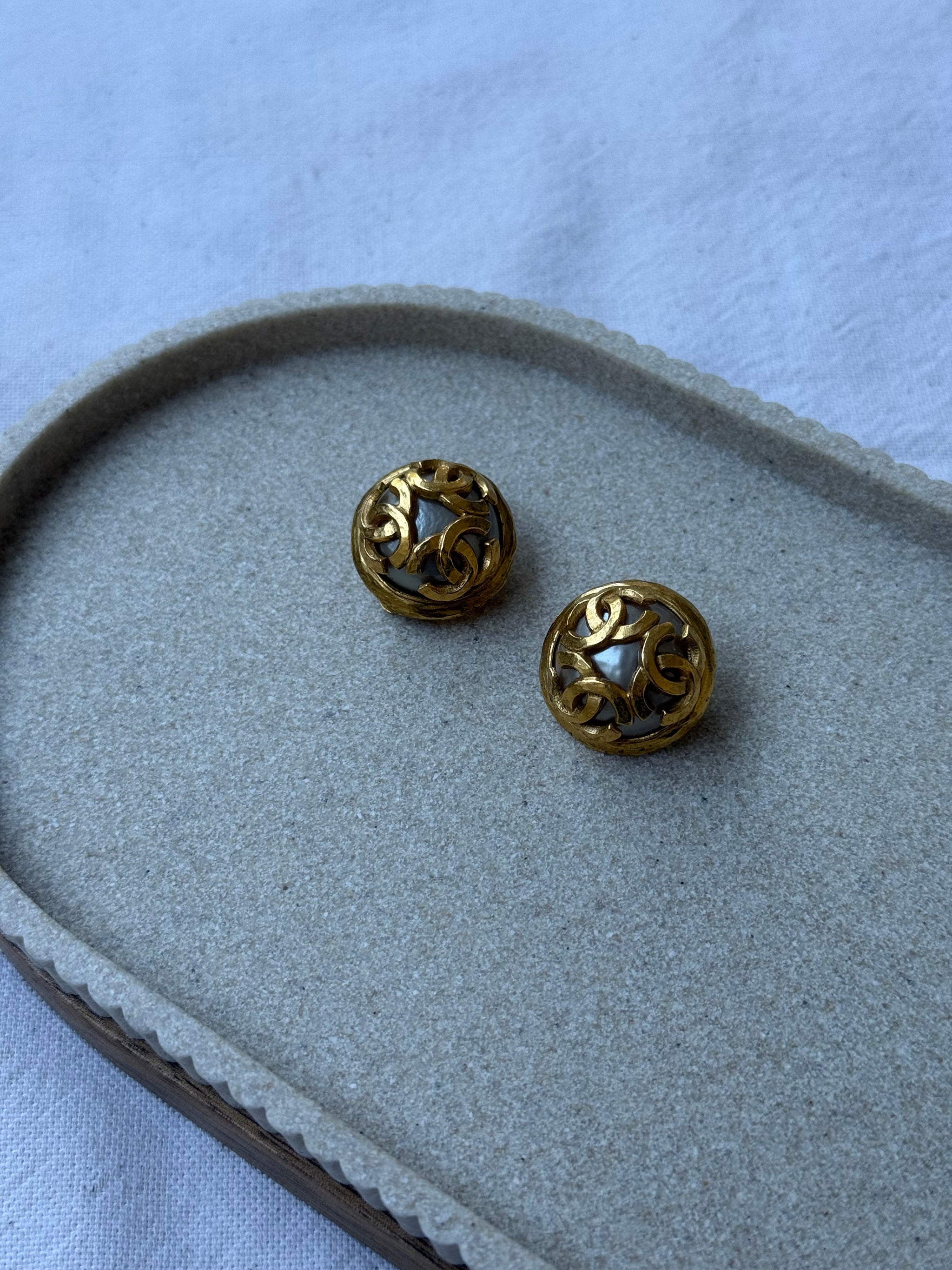 Boucles d’oreilles Chanel vintage - CC entrelacés et perle nacrée