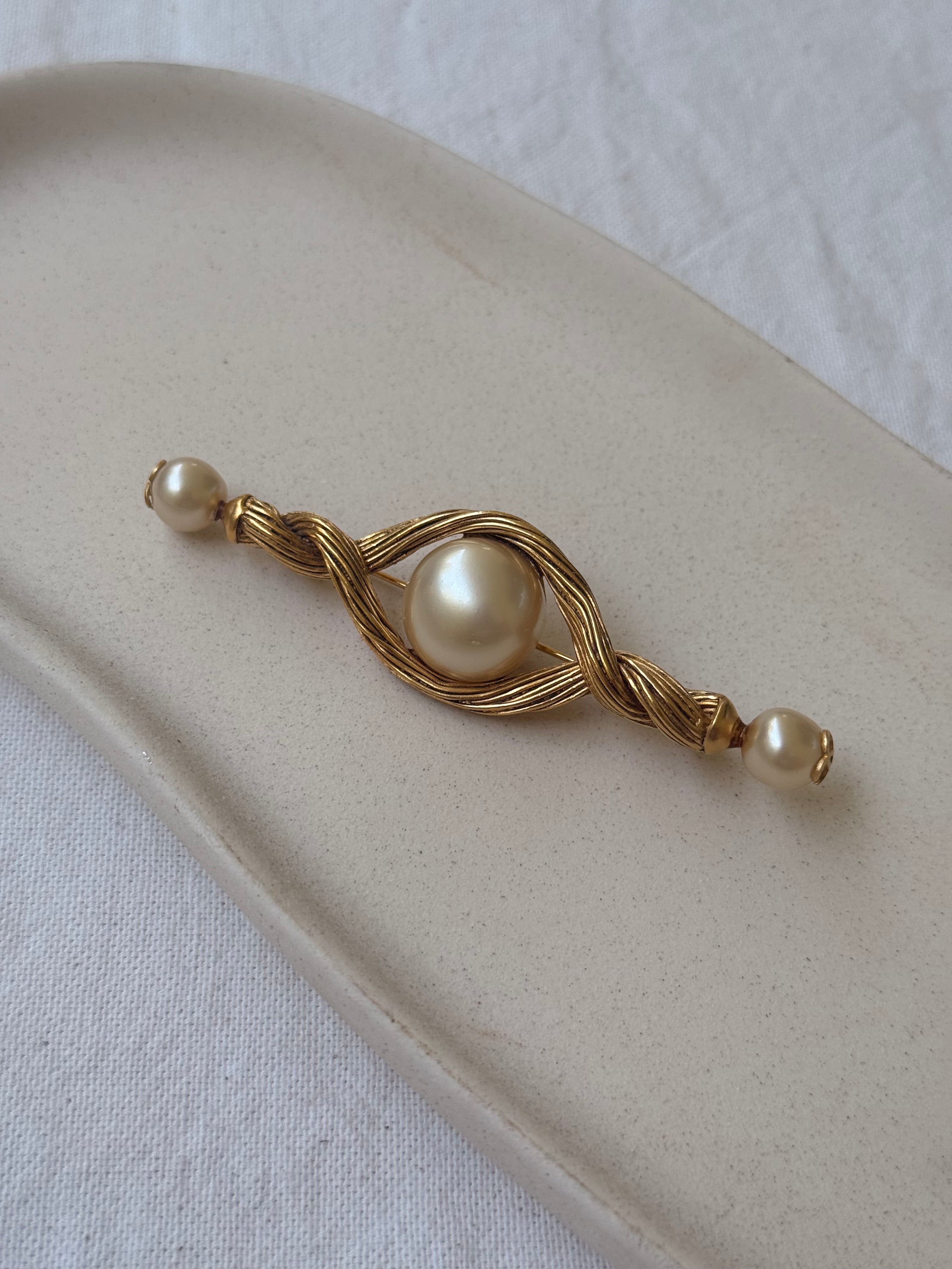 Broche Chanel vintage - Perles et logos CC