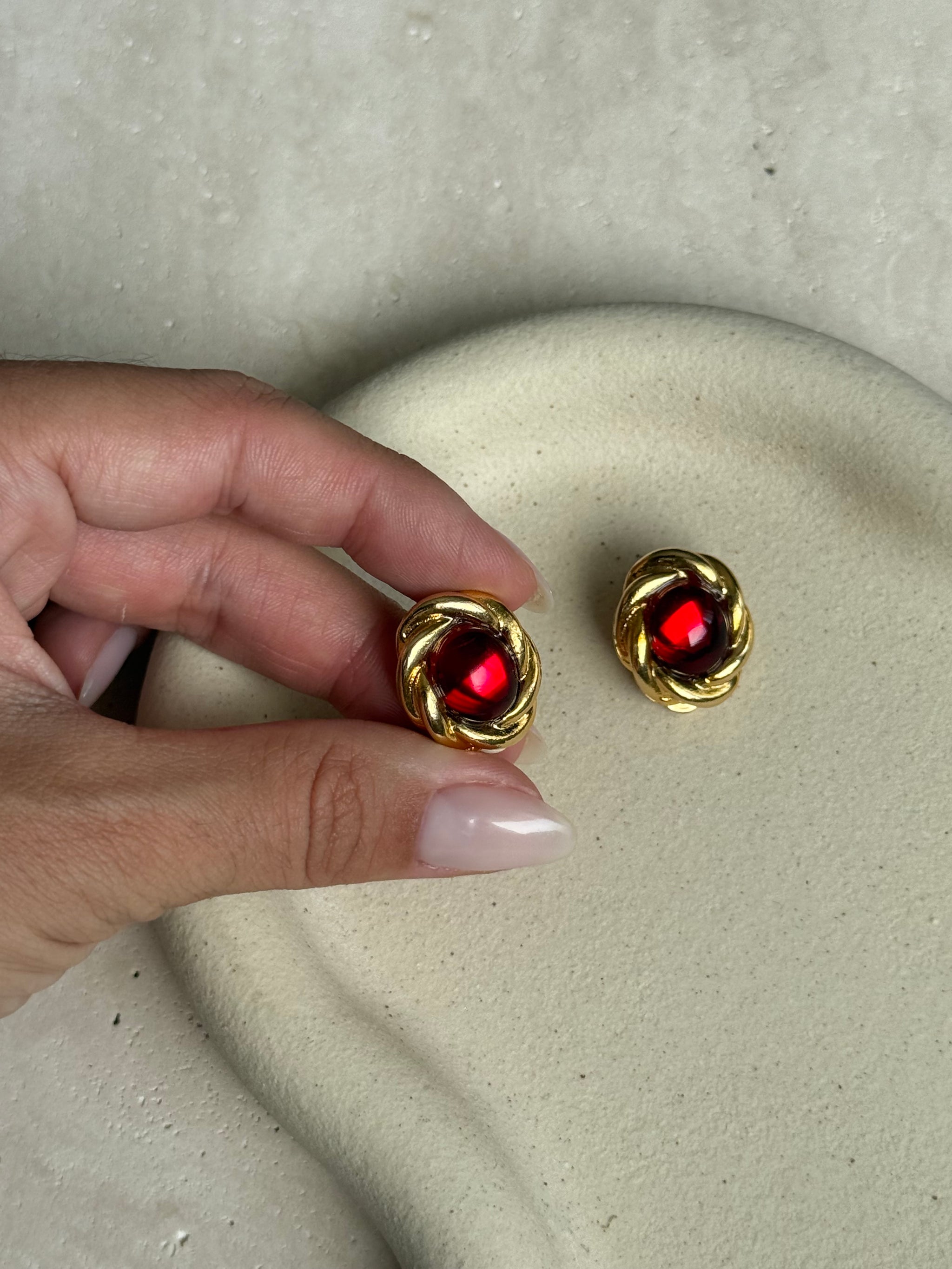 Boucles d’oreilles vintage - Ovales et cabochons rouge en résine