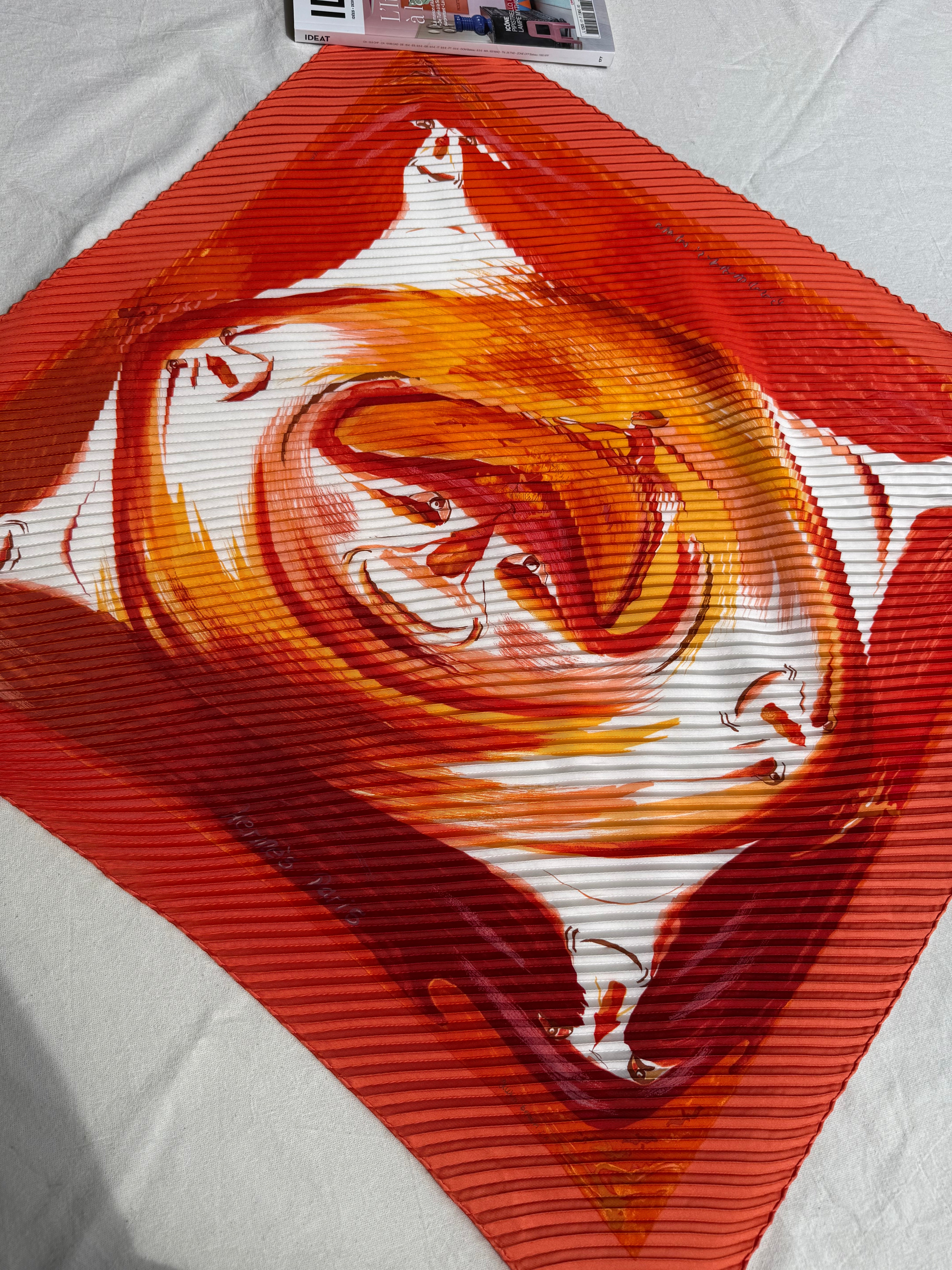 Foulard Hermès plissé – Modèle Smiles in Third Millenary