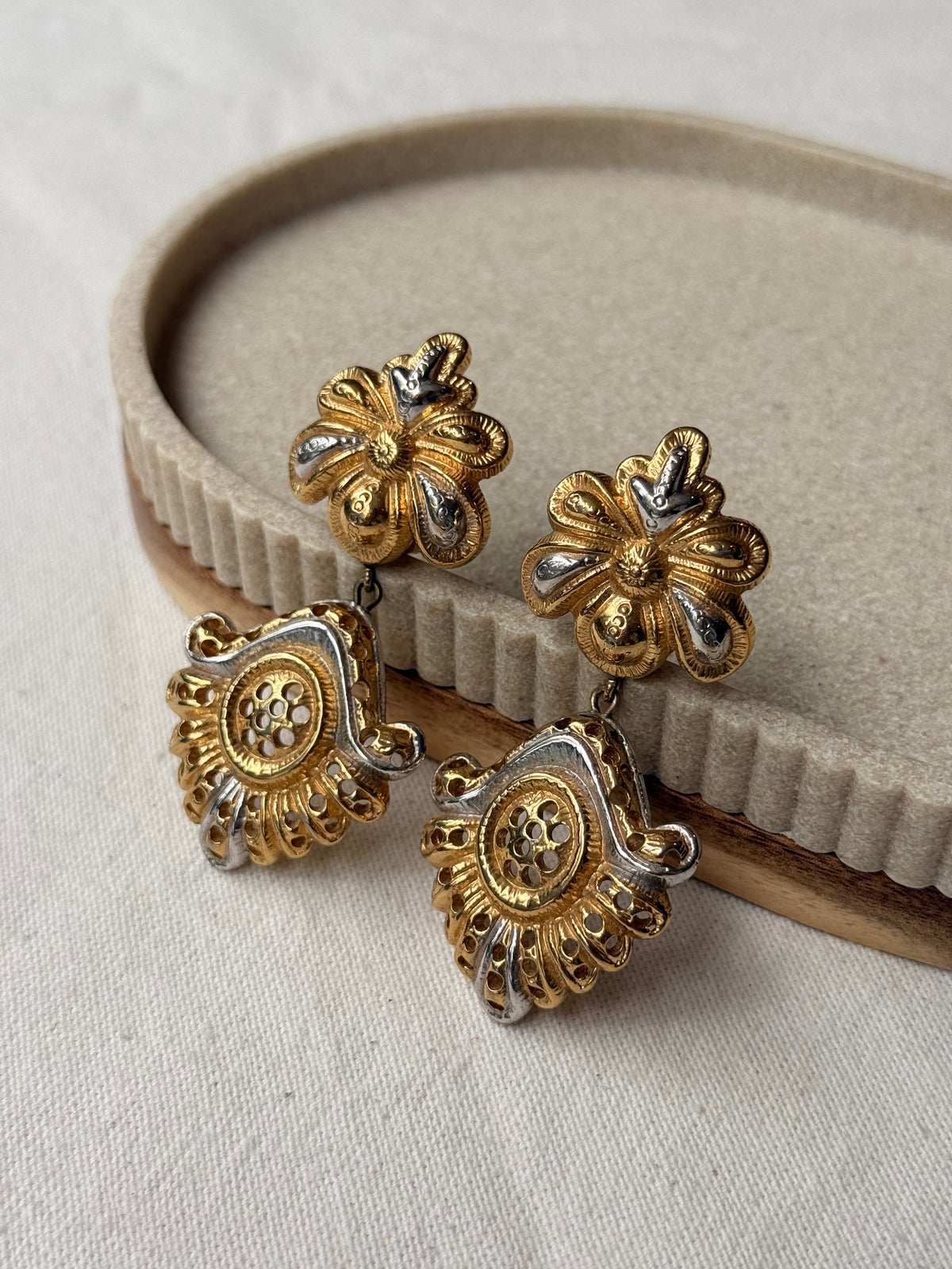 Boucles d’oreilles Nina Ricci vintage - Pendants dorés et argentés