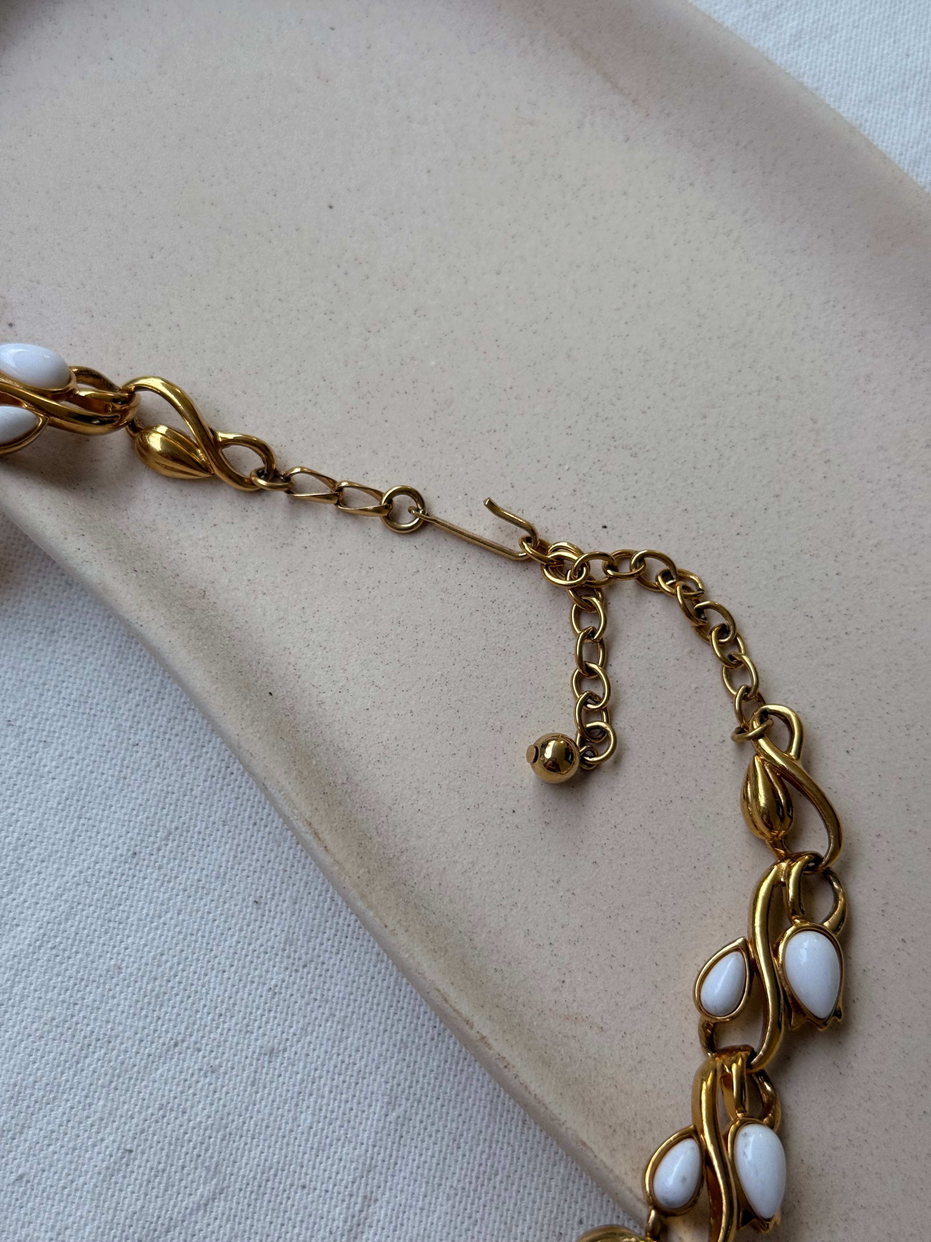 Collier Trifari vintage - Feuillage cabochons blancs