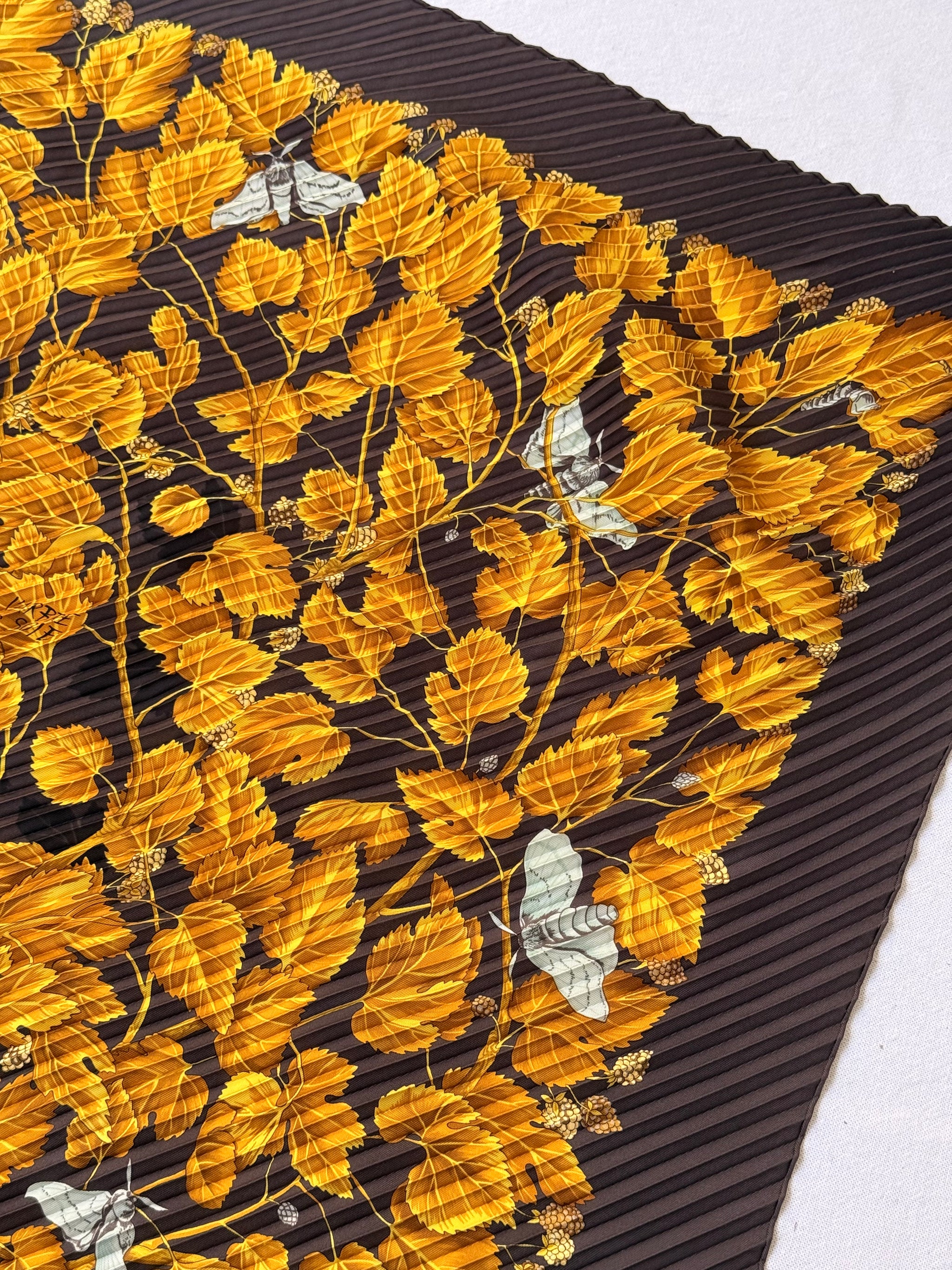 Foulard Hermès plissé – Modèle L’arbre de Soie