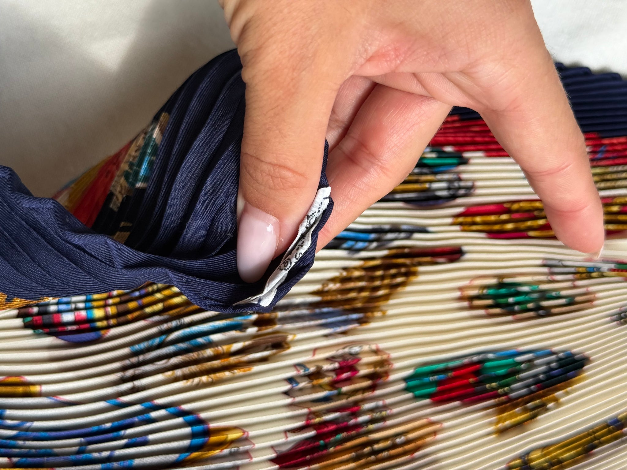 Foulard Hermès plissé – Modèle Couvée d’Hermès