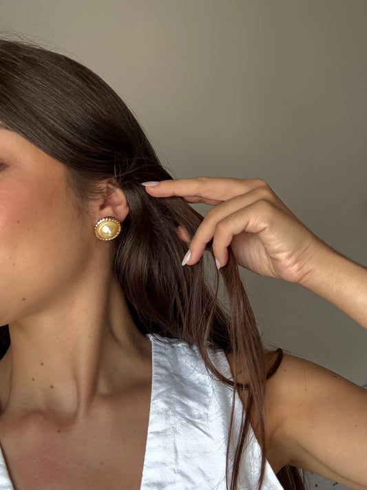 Boucles d’oreilles vintage - Torsadées dorées et perle fantaisie centrale (oreilles percées)
