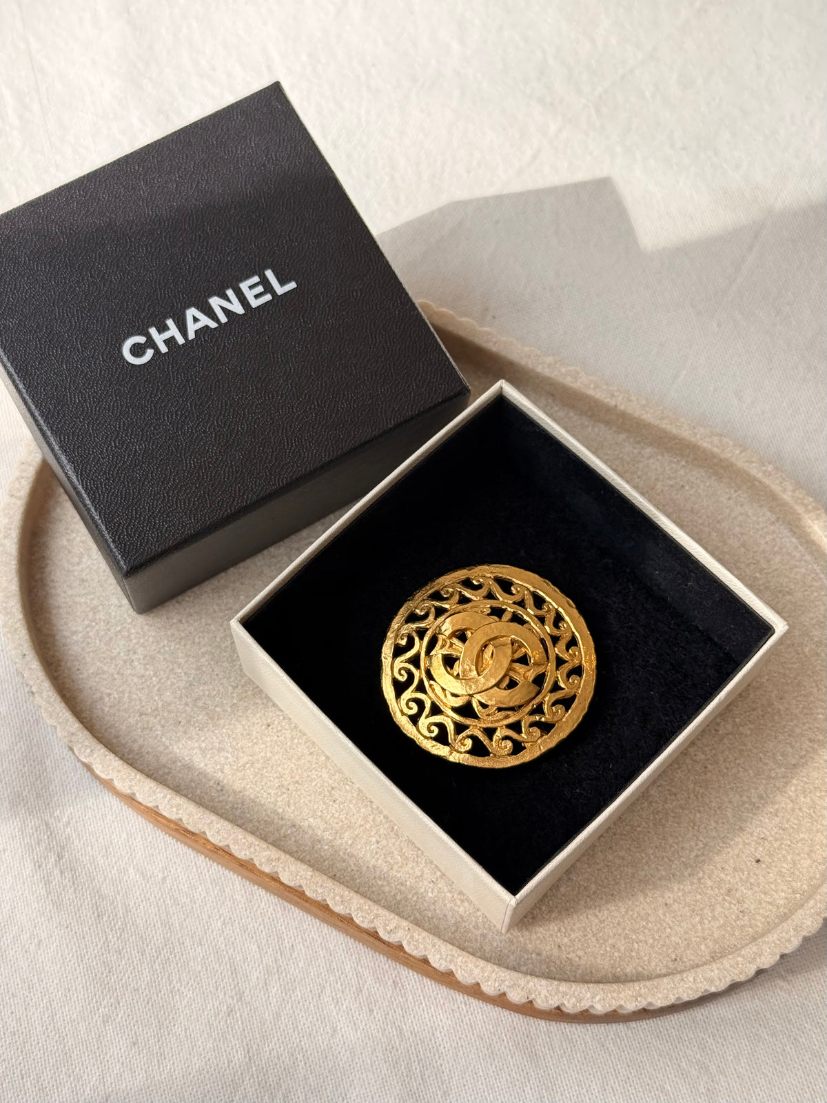 Broche Chanel vintage - Baroque et logo CC