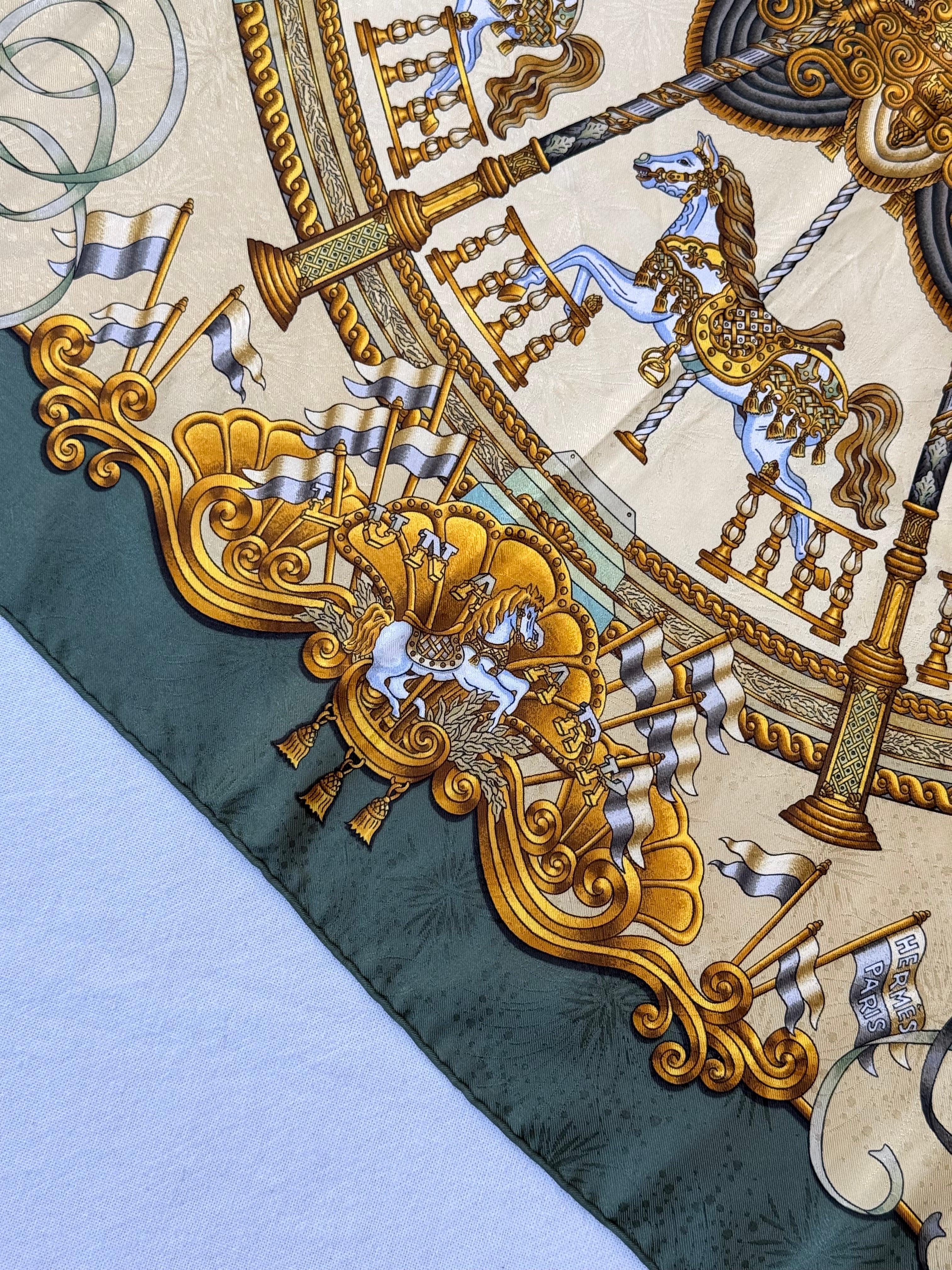 Foulard Hermès – Modèle Luna Park