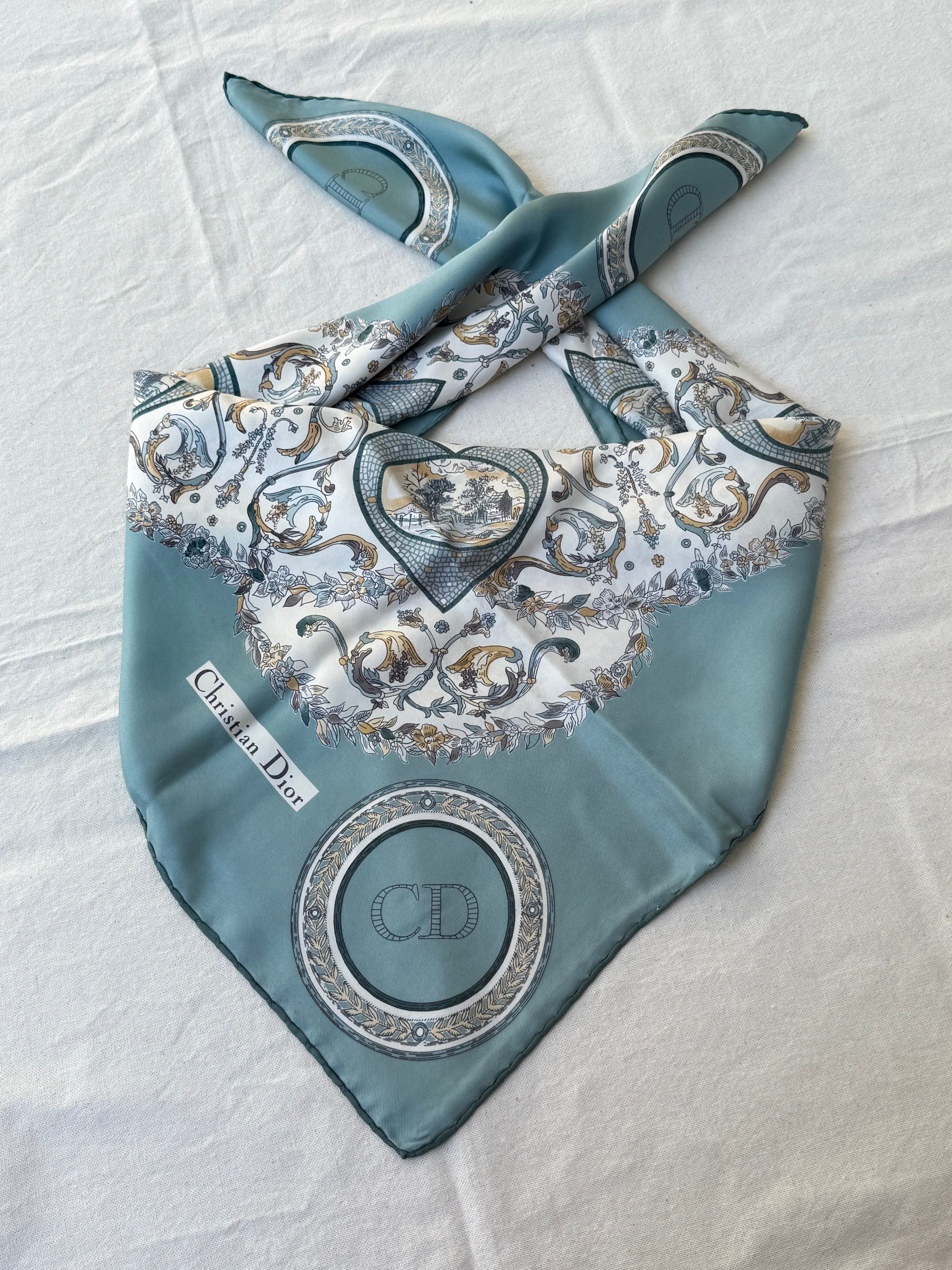 Foulard Christian Dior – Modèle cœurs bleu ciel