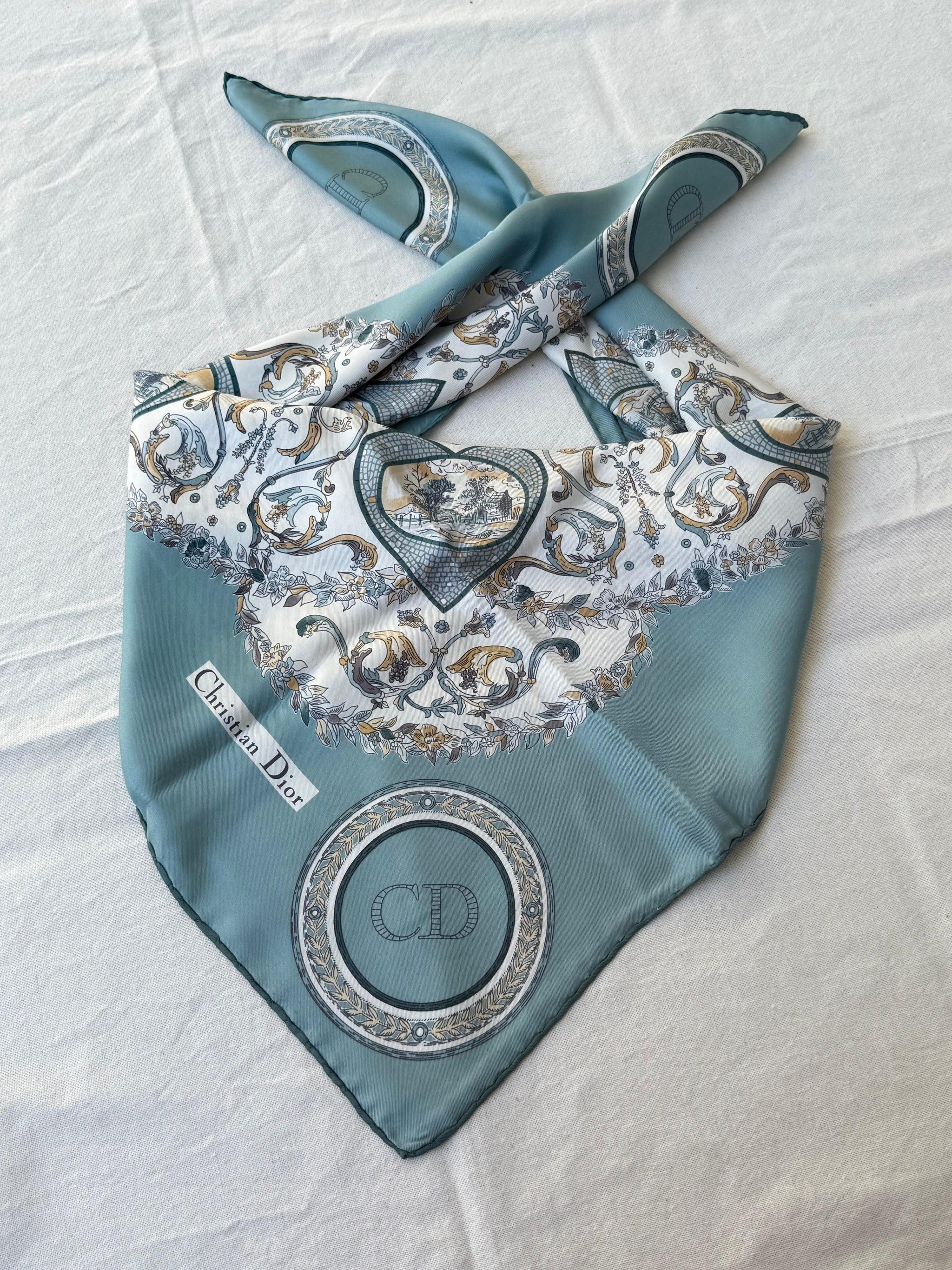 Foulard Christian Dior – Modèle cœurs bleu ciel