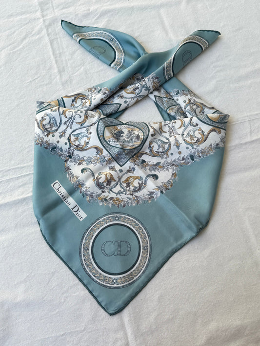 Foulard Christian Dior – Modèle cœurs bleu ciel