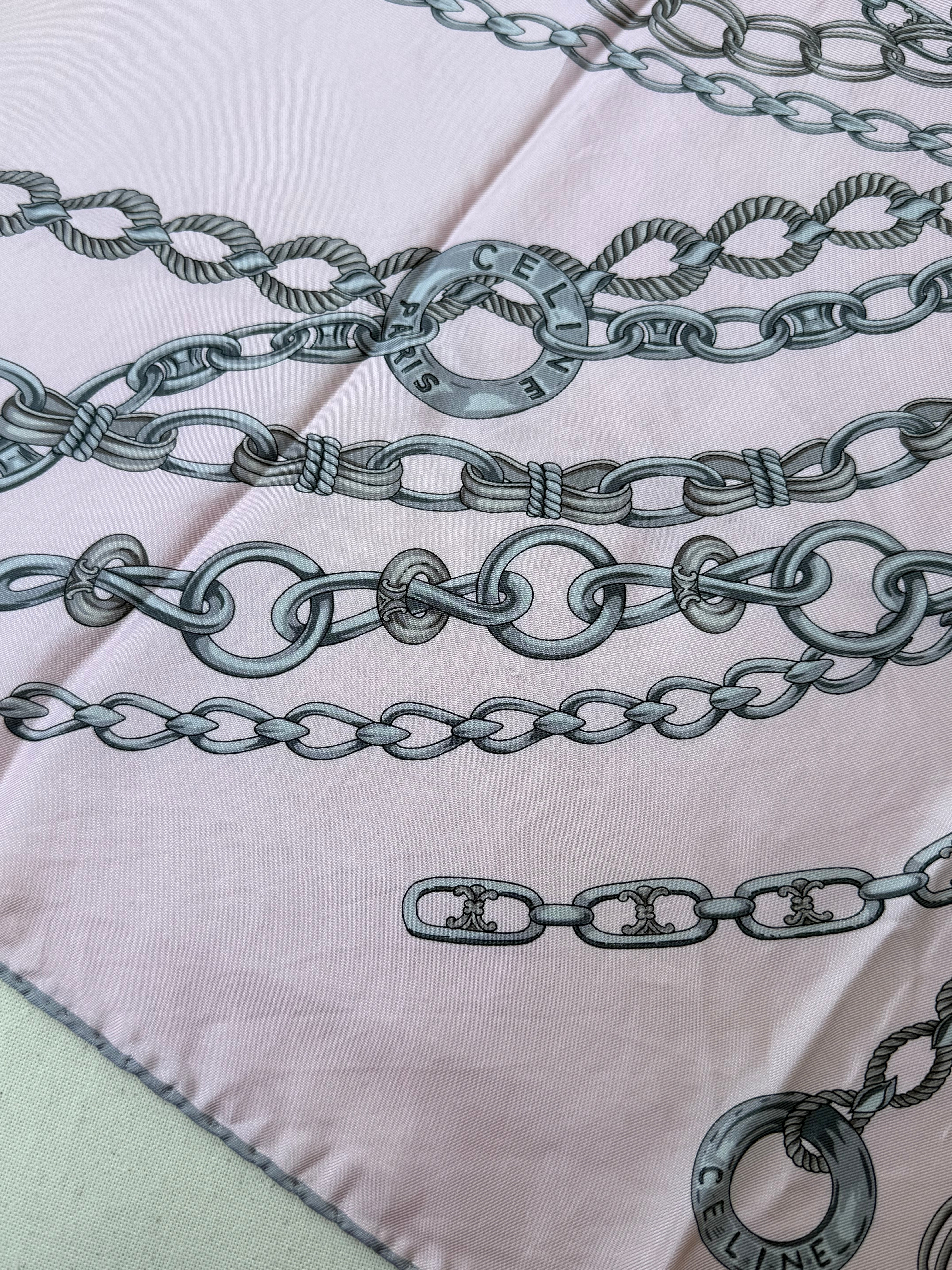 Foulard Céline – Modèle rose clair et chaînes argentées